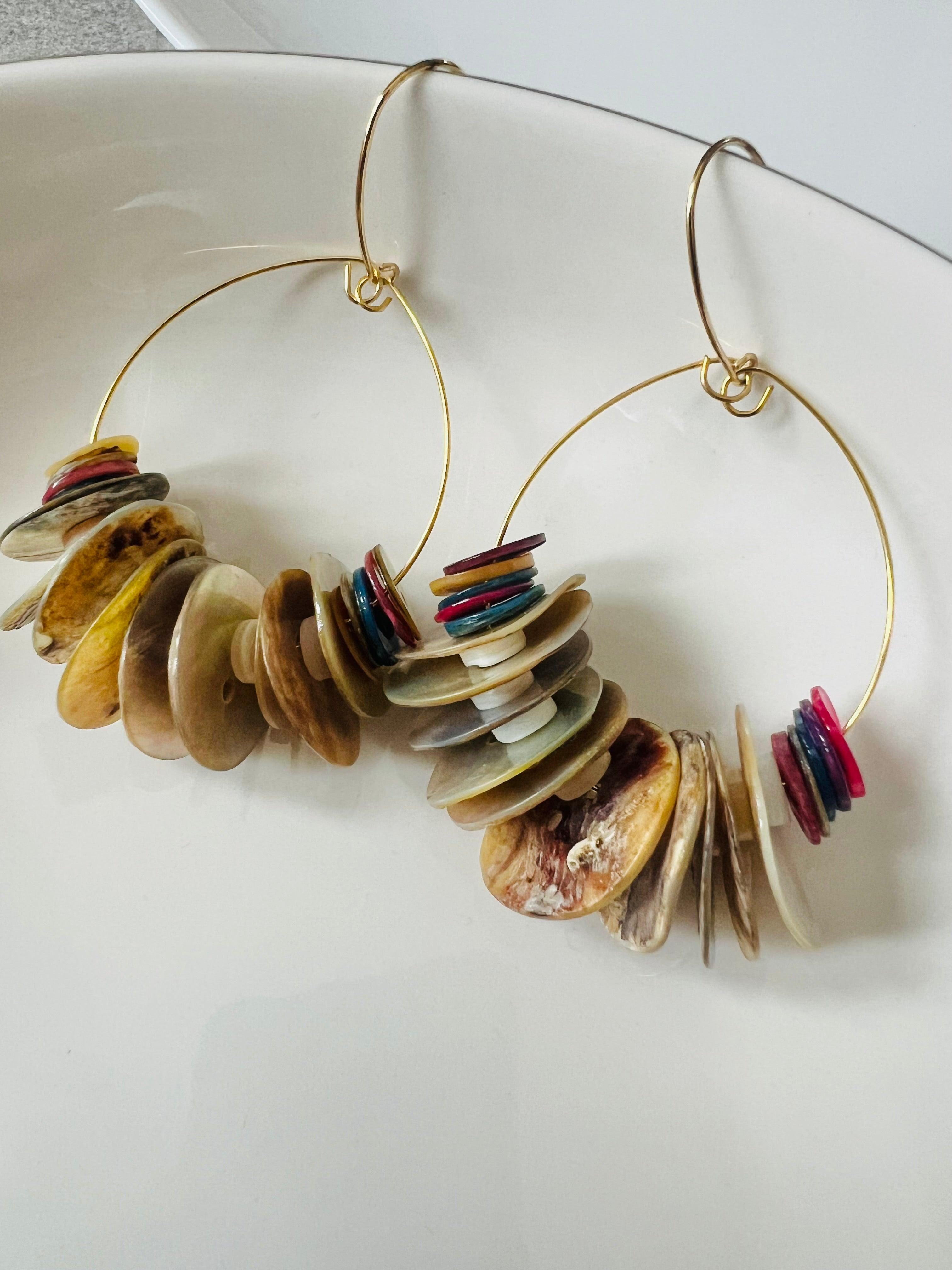 Boucles d’oreilles ARIANE boutons de nacre style bohème - Créations Uniques - Créations Uniques