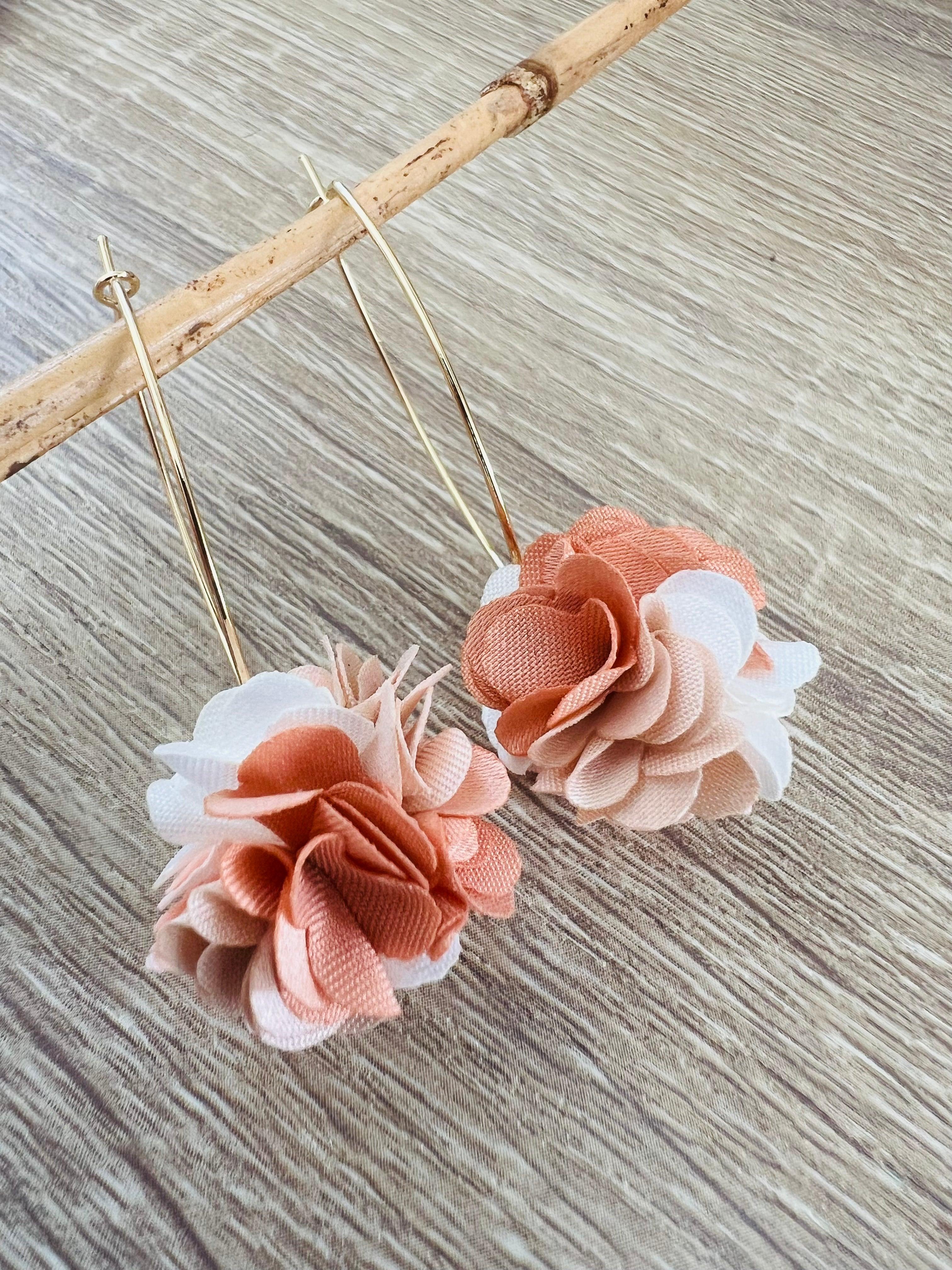 Boucles d’oreilles ELLIE pompons saumon - Créations Uniques - Créations Uniques