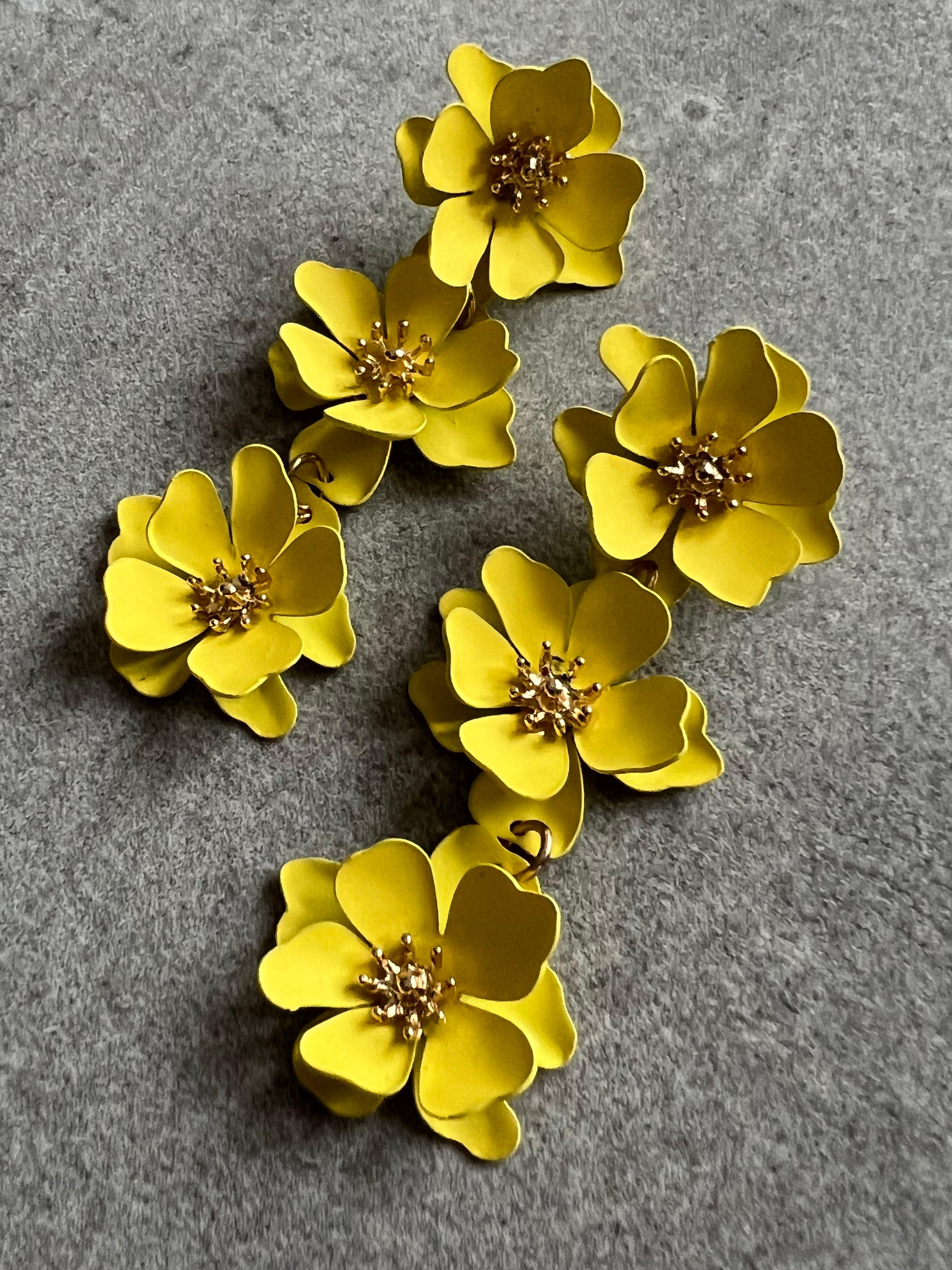 Boucles d’oreilles pendantes AXELLE - 3 fleurs métal jaunes - Créations Uniques