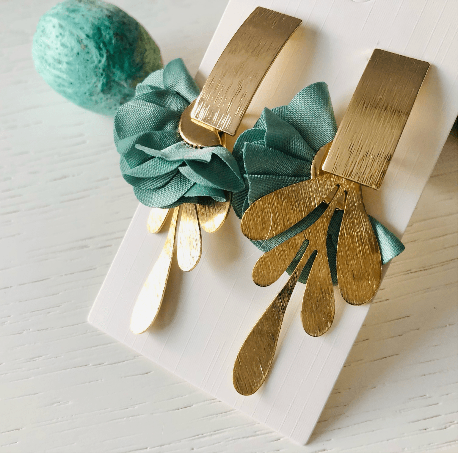 Boucles d’oreilles asymétriques THEODORA feuilles dorées et pampilles tissu vert - Créations Uniques - Créations Uniques