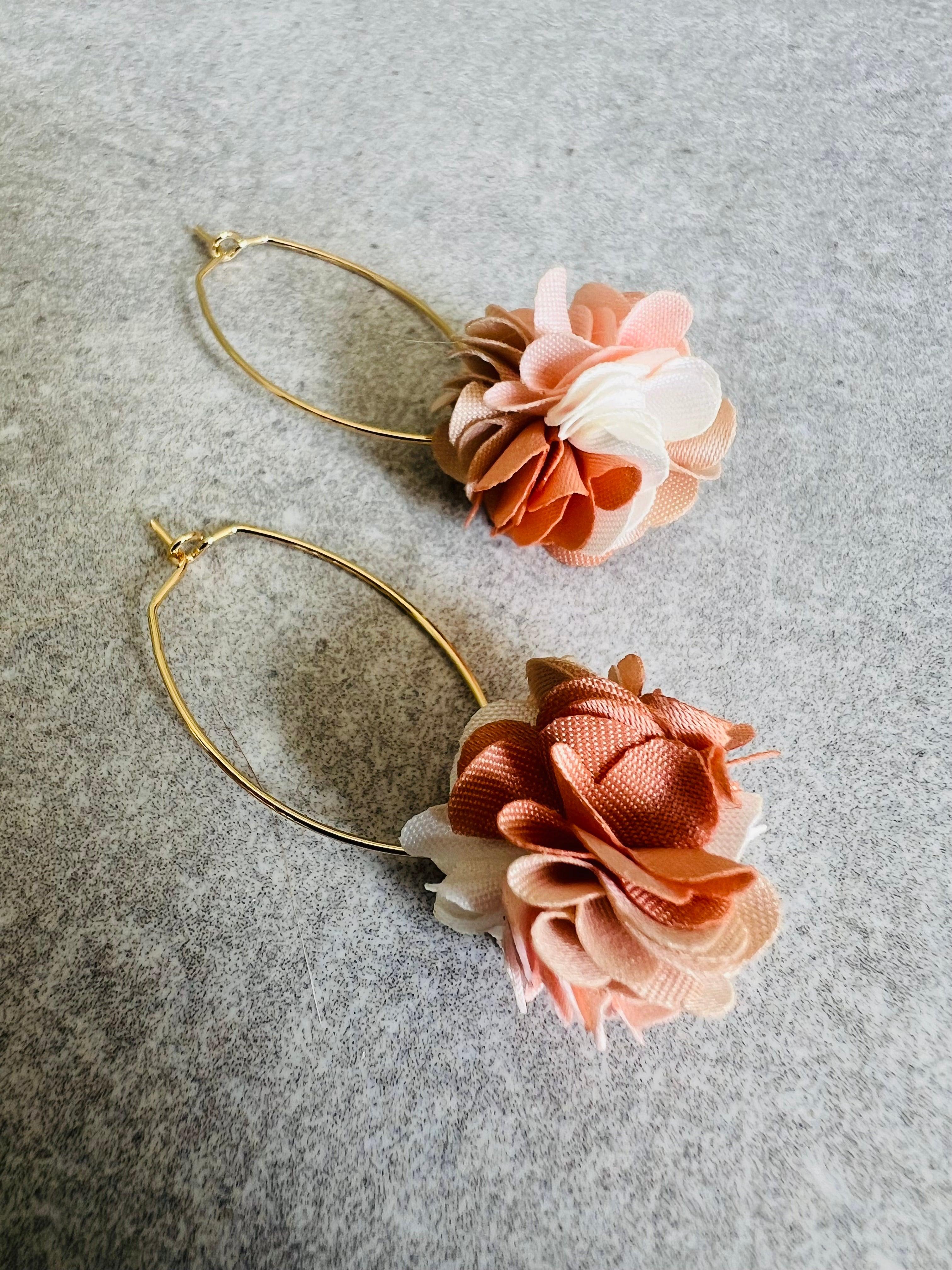 Boucles d’oreilles ELLIE pompons saumon - Créations Uniques - Créations Uniques