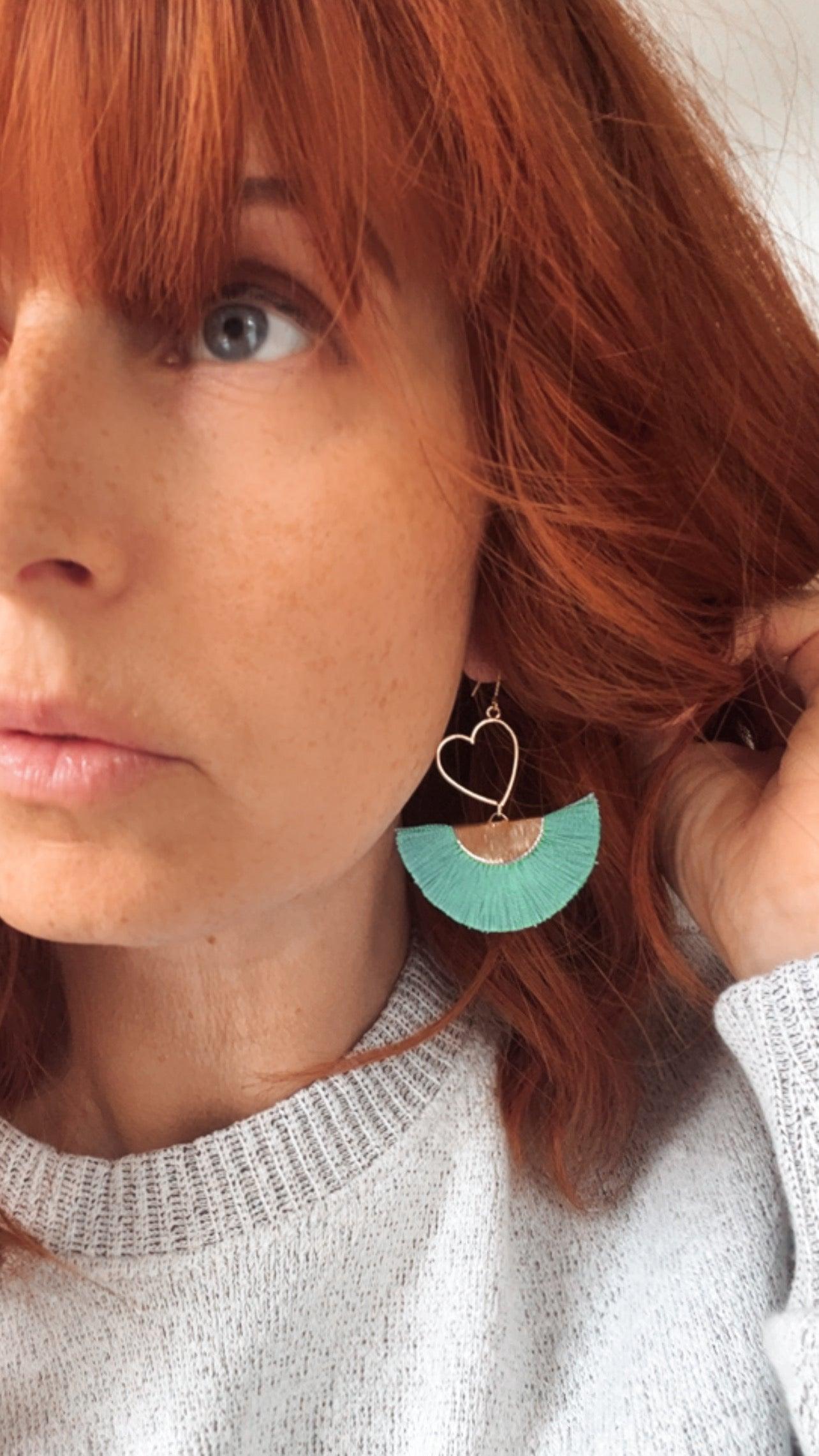 Boucles d’oreilles MARYLAUR cœurs dorés et éventail bleu turquoise - Créations Uniques - Créations Uniques