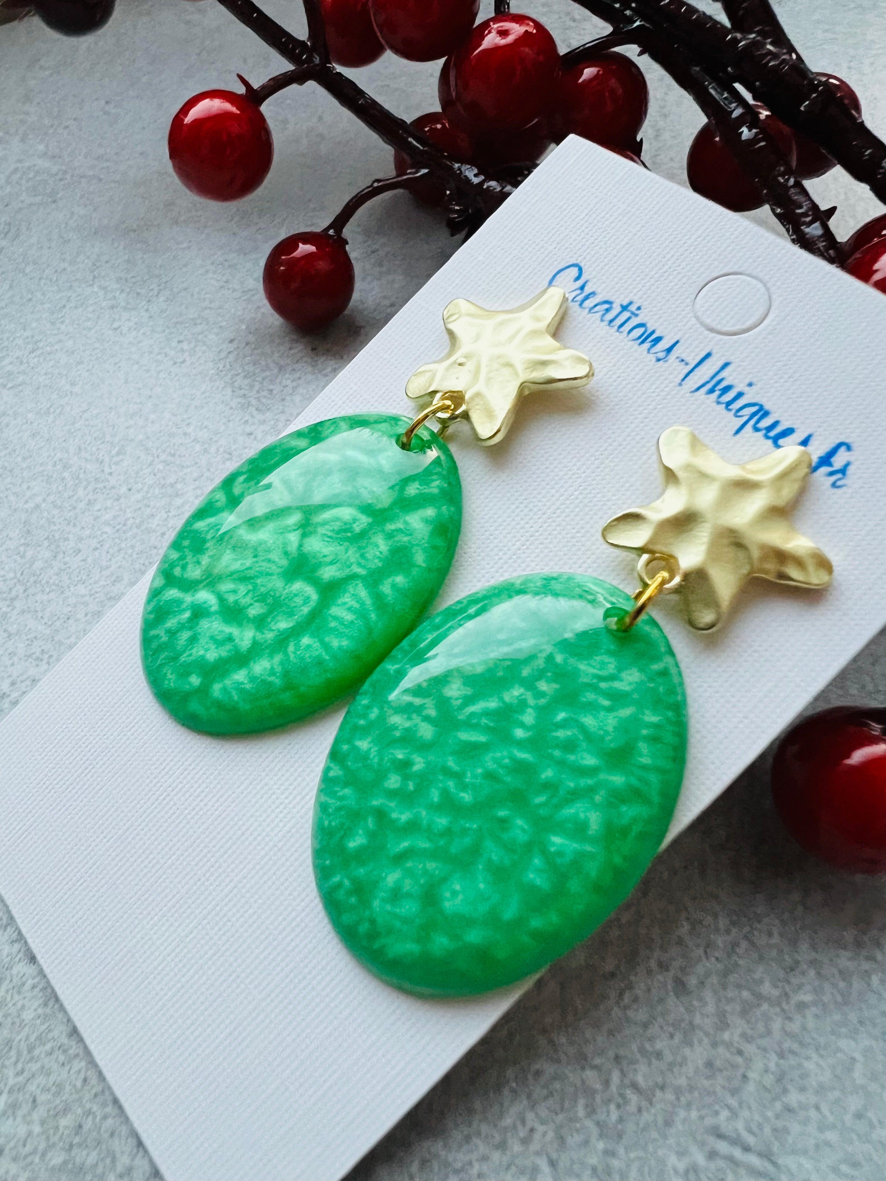 Boucles d’oreilles SALOMÉ résine verte irisée et clous étoiles dorés - Créations Uniques - Créations Uniques