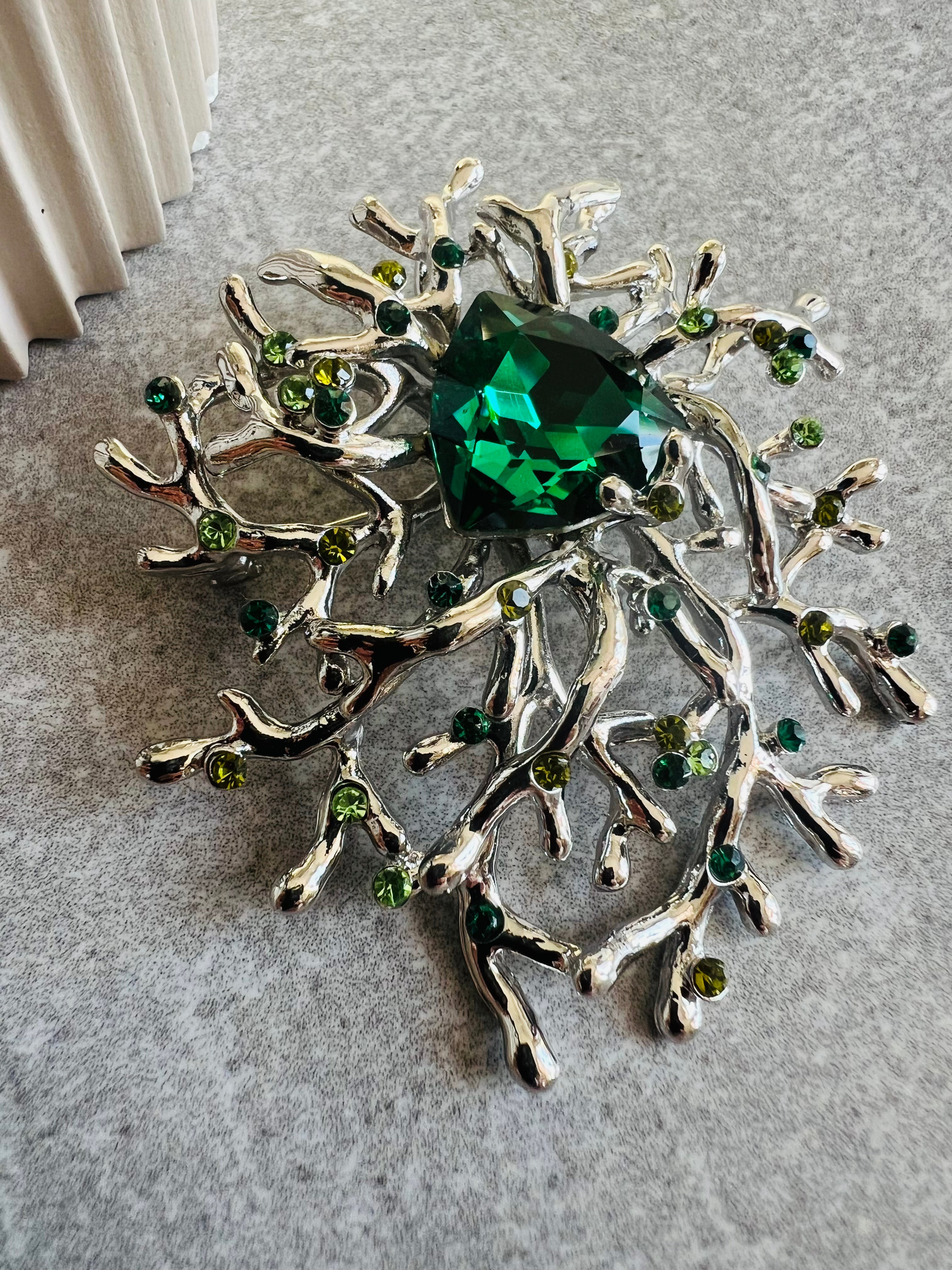 Broche NOEMI feuillage argenté féerique strass émeraude - Créations Uniques