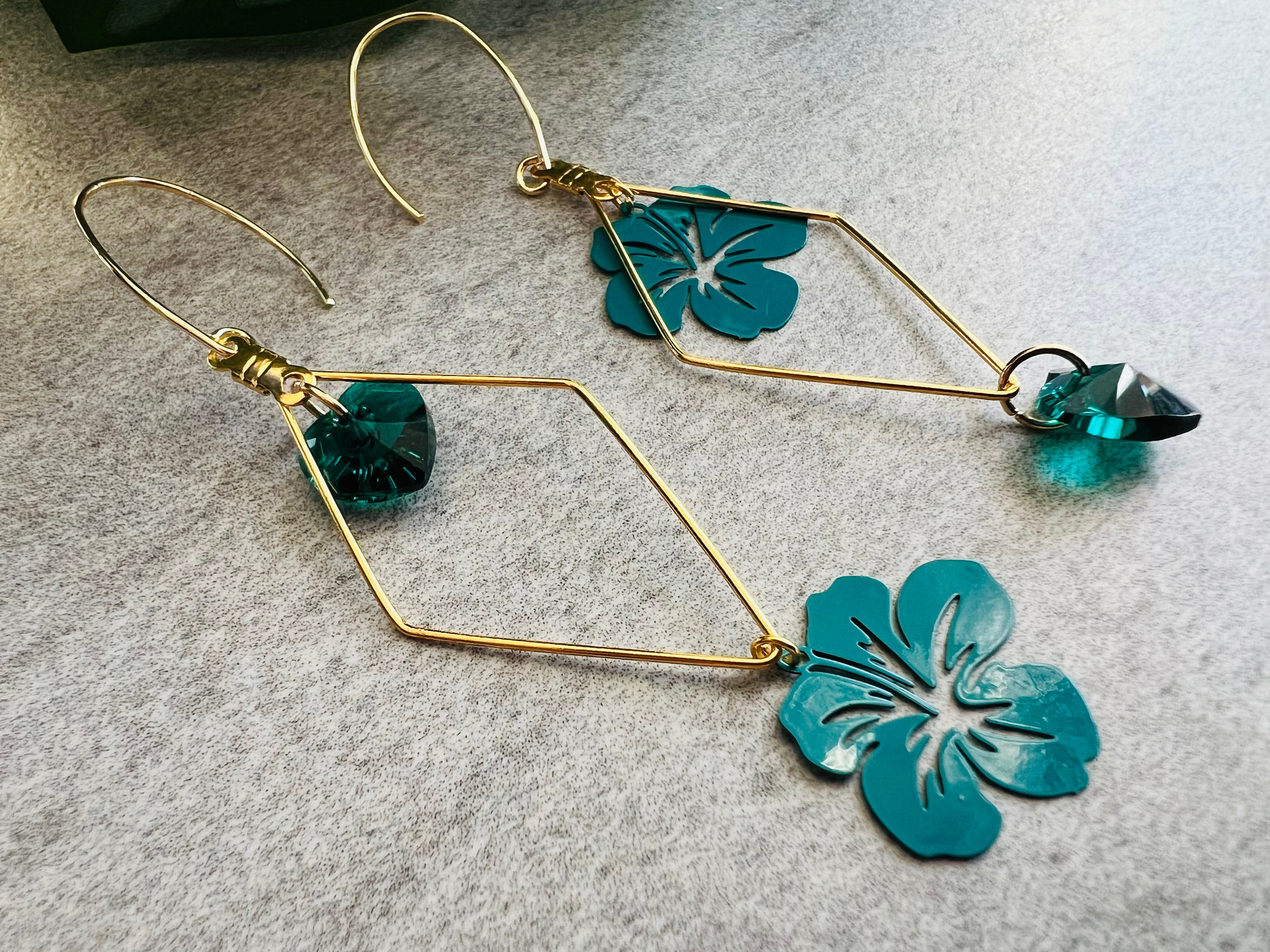 Boucles d’oreilles asymétriques LEANA 2 cœurs cristal émeraude et fleurs hibiscus - Créations Uniques - Créations Uniques