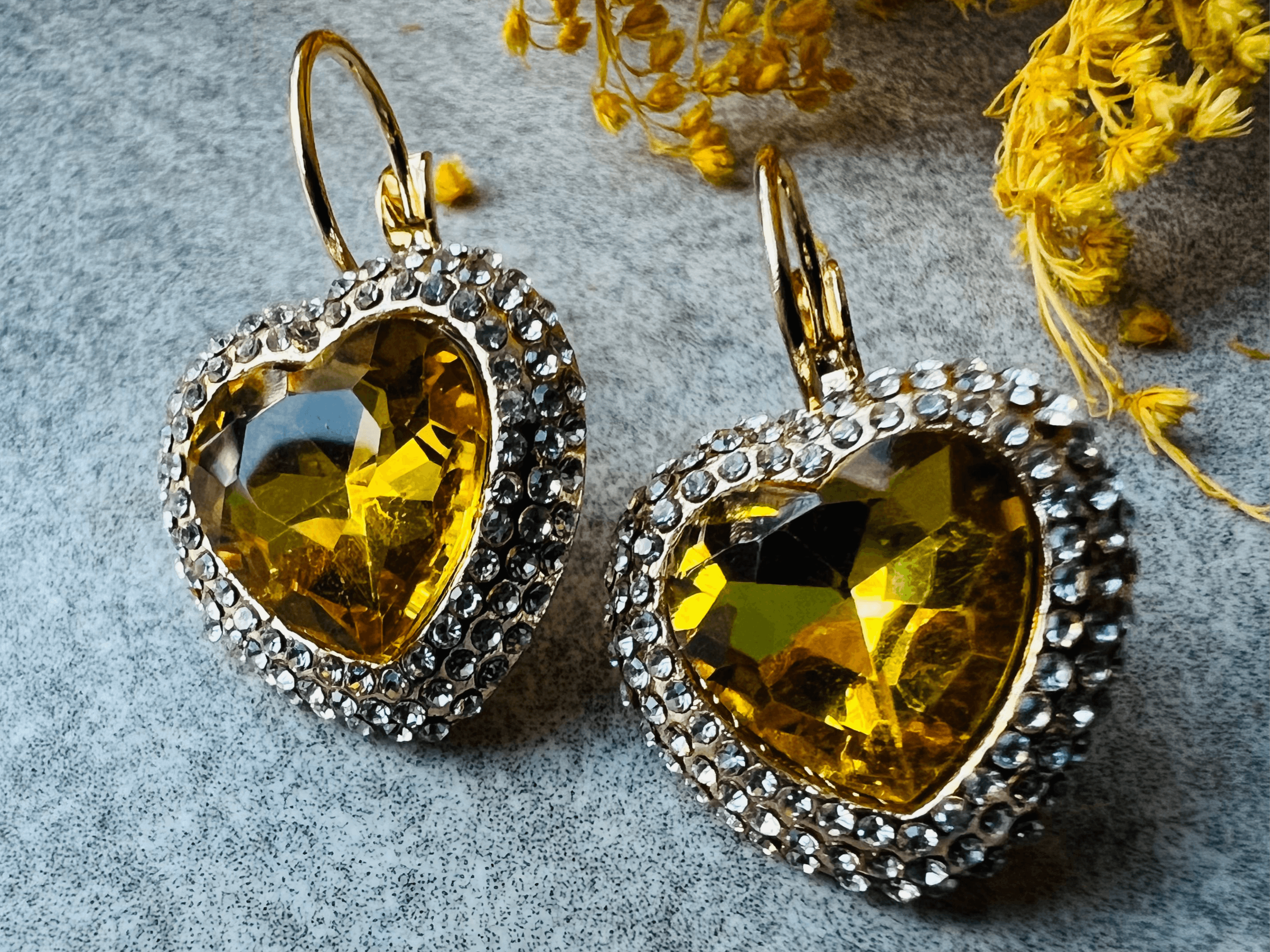 Boucles d’oreilles RONNIE cœurs jaunes strass crochets dormeuses - Créations Uniques