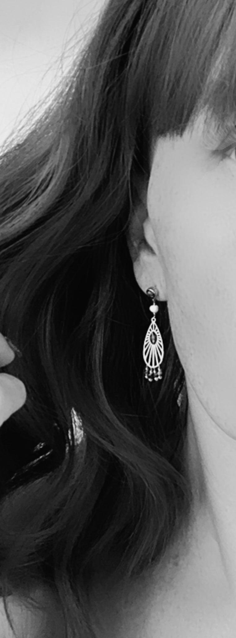 Boucles d’oreilles EVE-SARA fines et discrètes , gouttes dorées - Créations Uniques