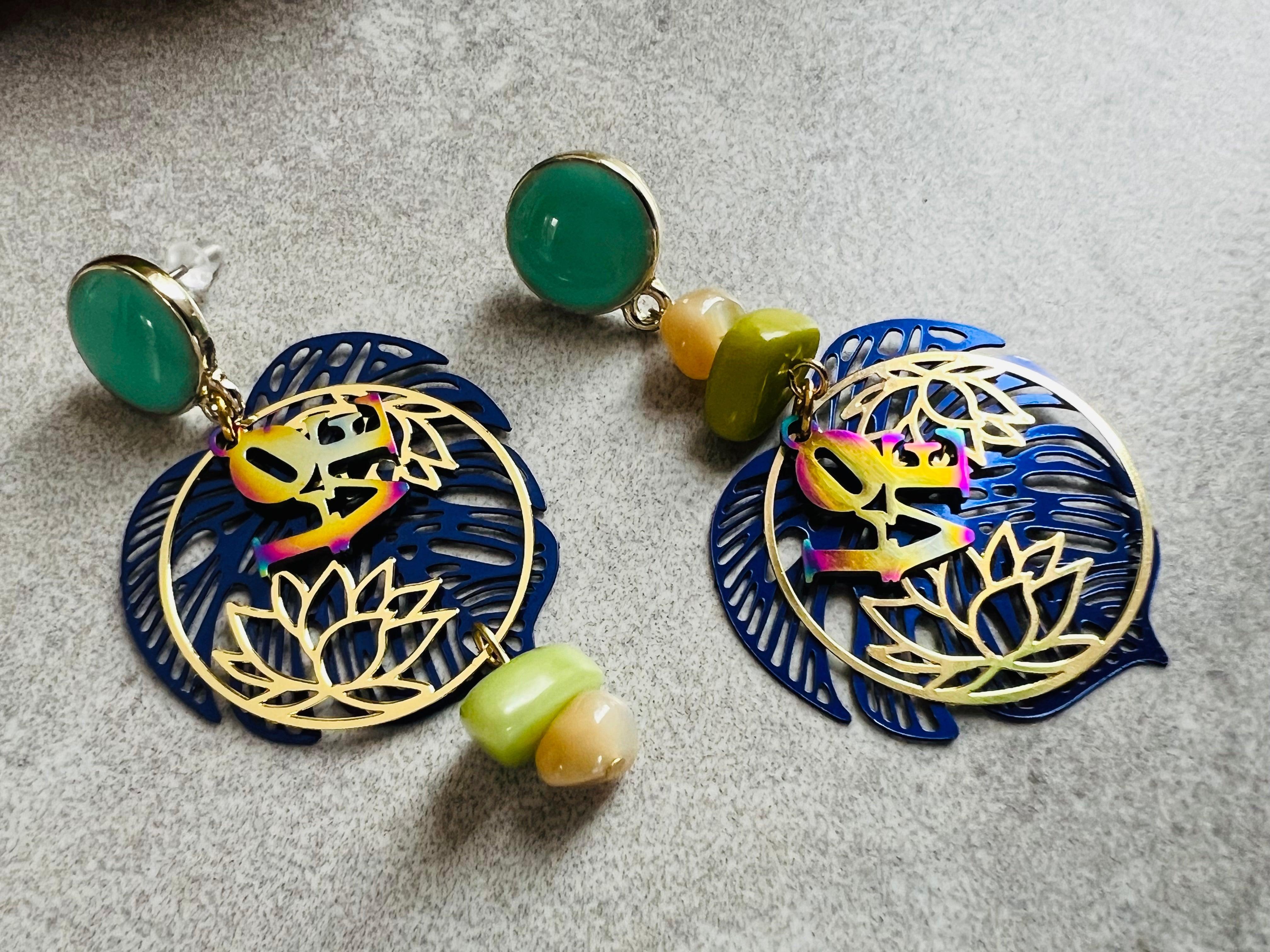 Boucles d’oreilles asymétriques love PAMELA feuilles tropicales bleues - Créations Uniques - Créations Uniques