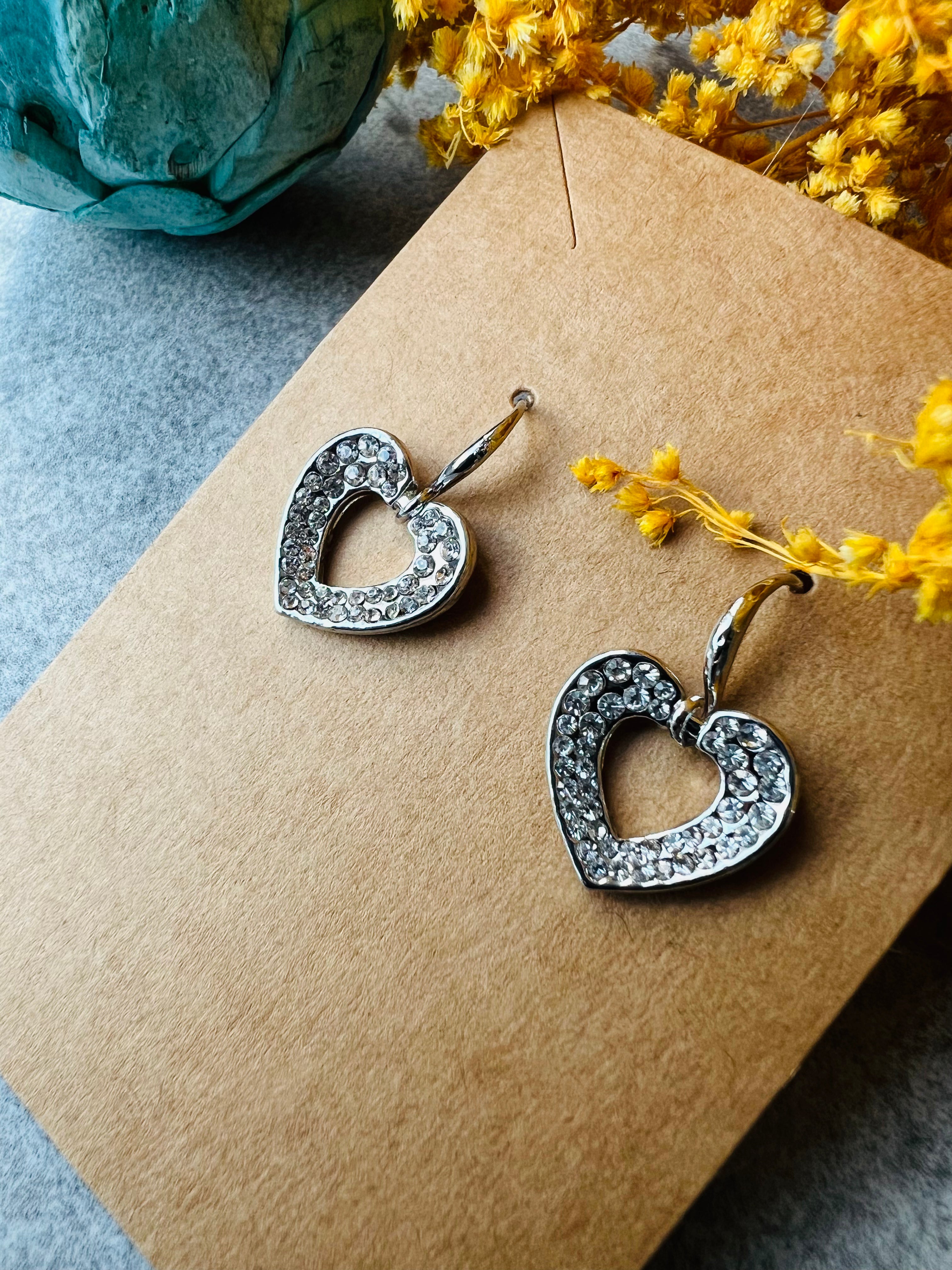 Boucles d’oreilles CAMMIE cœurs argentés et strass - Créations Uniques