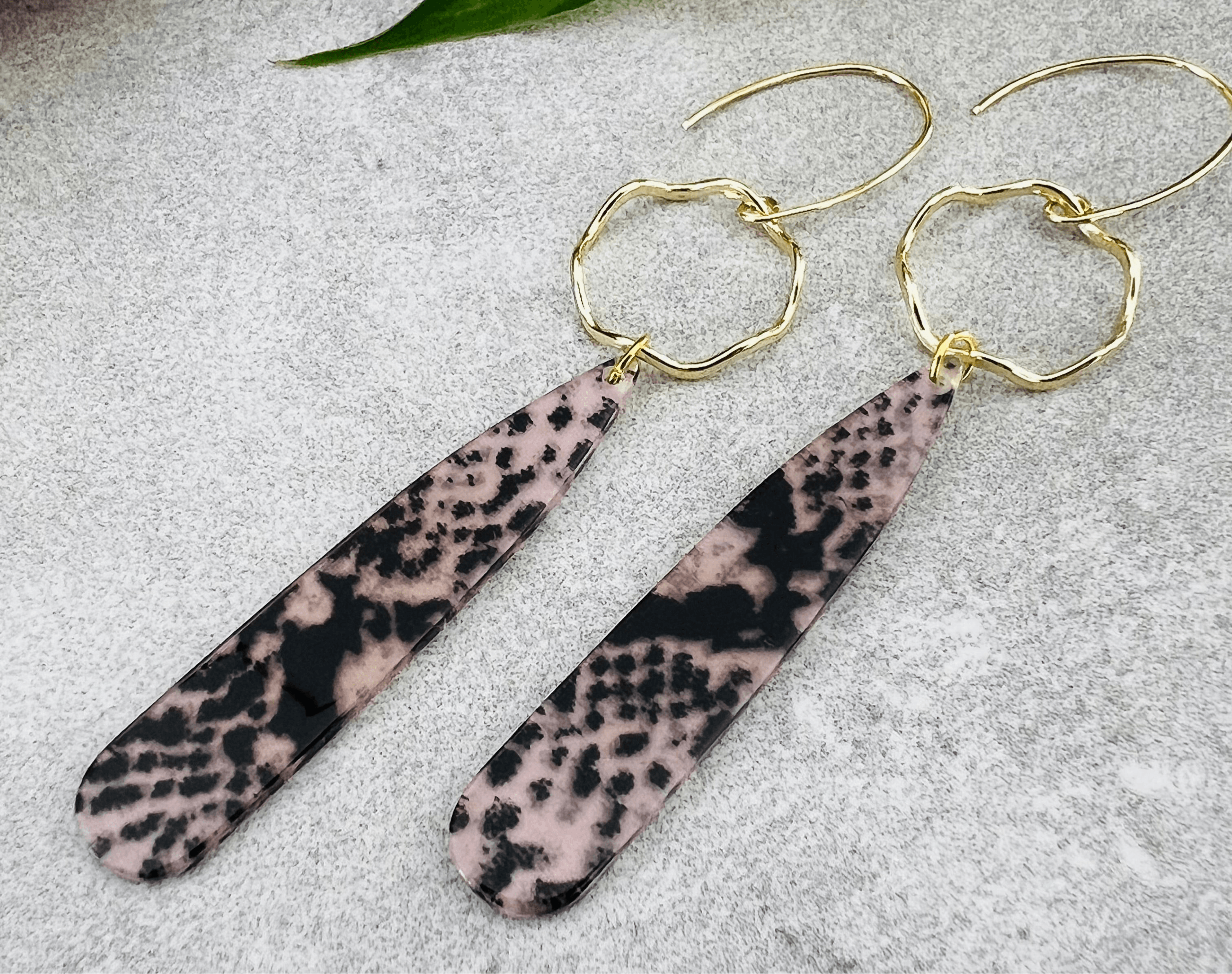 Boucles d’oreilles NATALEE longues gouttes résine motif python - Créations Uniques - Créations Uniques