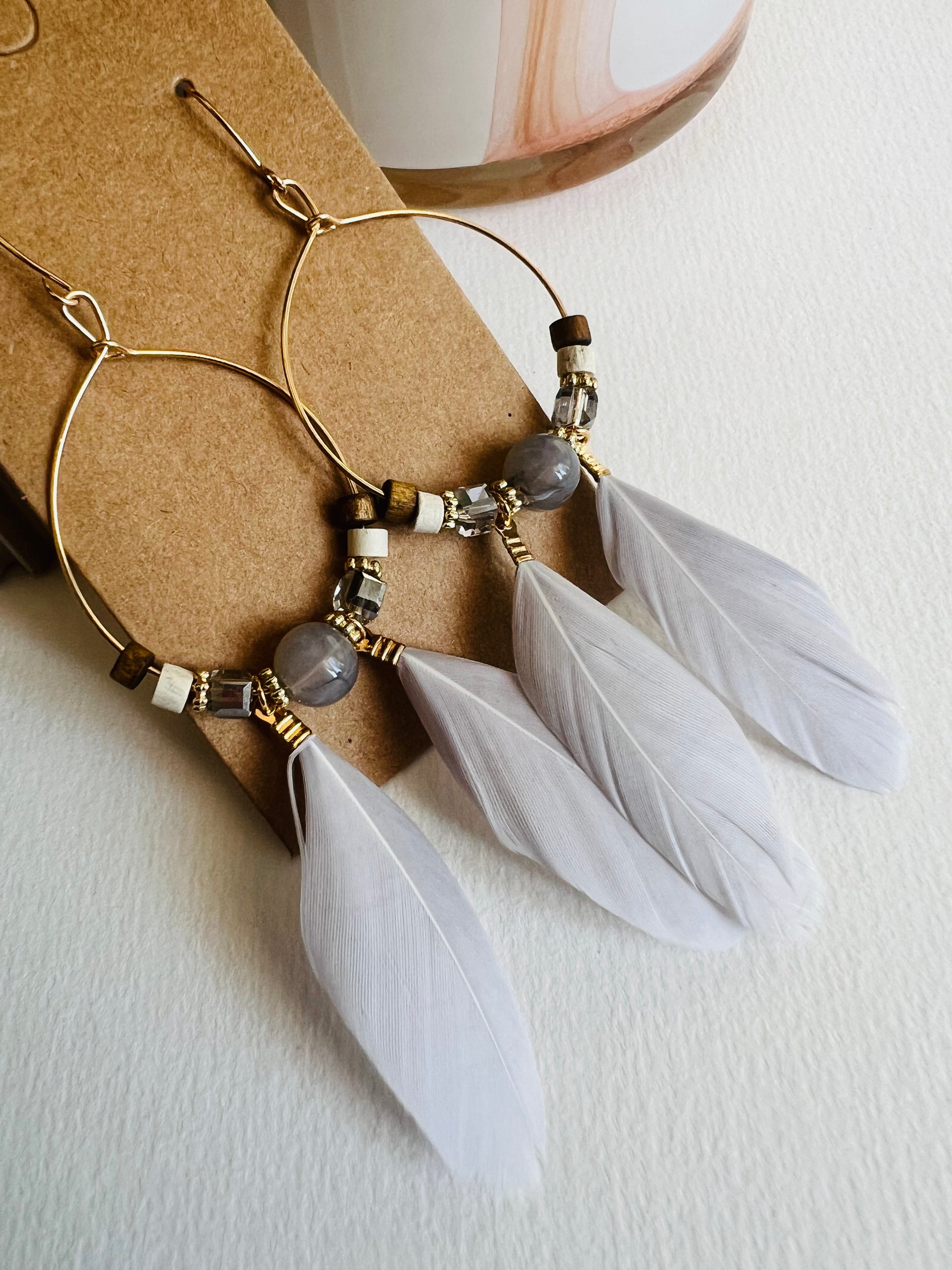 Boucles d’oreilles CAILEE perles et plumes grises - Créations Uniques - Créations Uniques