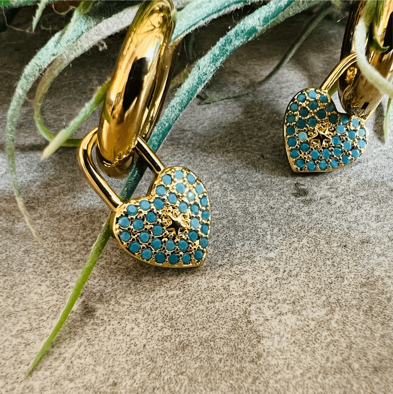 Boucles d’oreilles KAROLINA créoles cœurs strass bleus cadenas - Créations Uniques