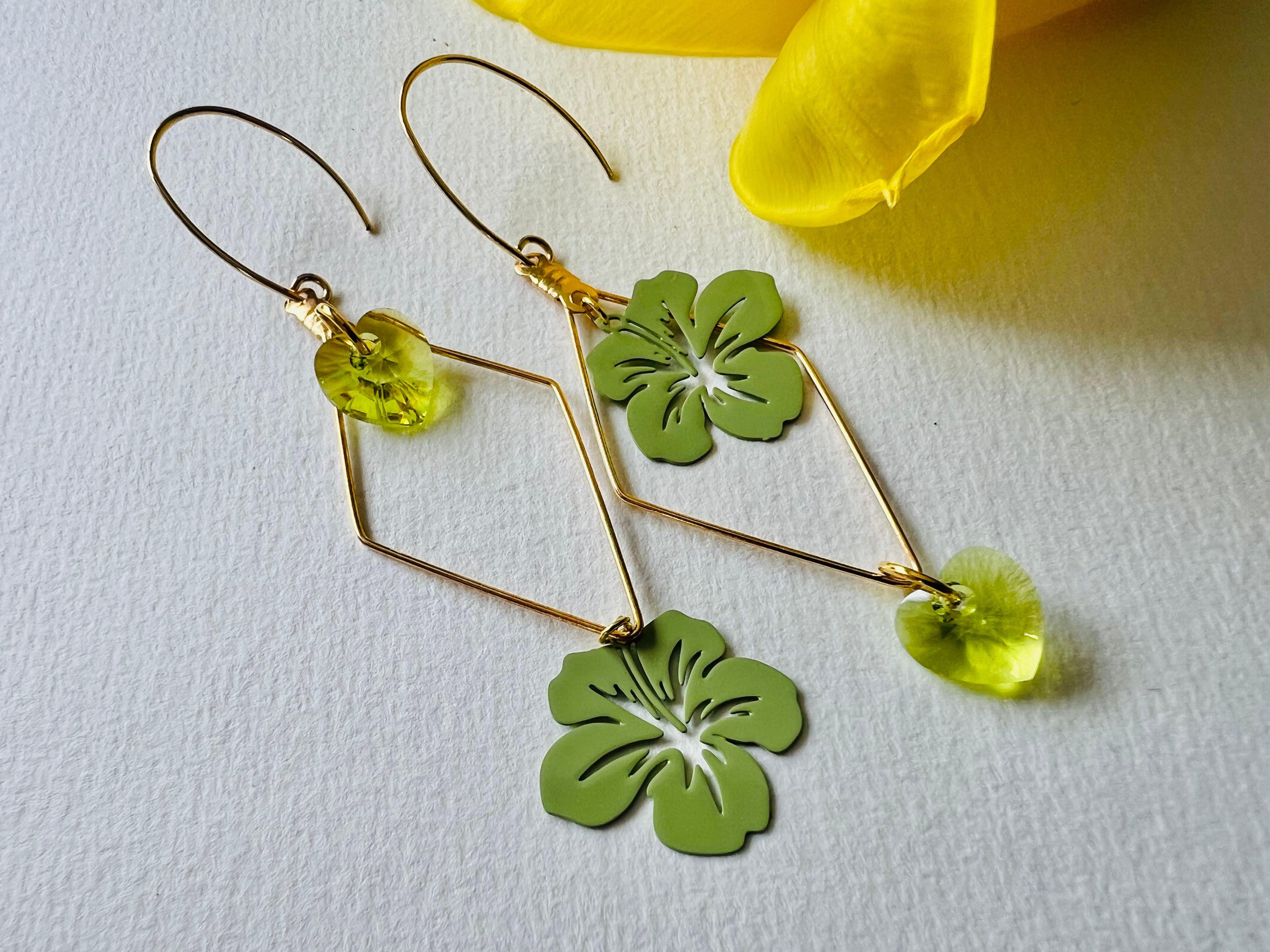 Boucles d’oreilles asymétriques ELISABETE cœurs cristal citrus et fleurs hibiscus - Créations Uniques - Créations Uniques