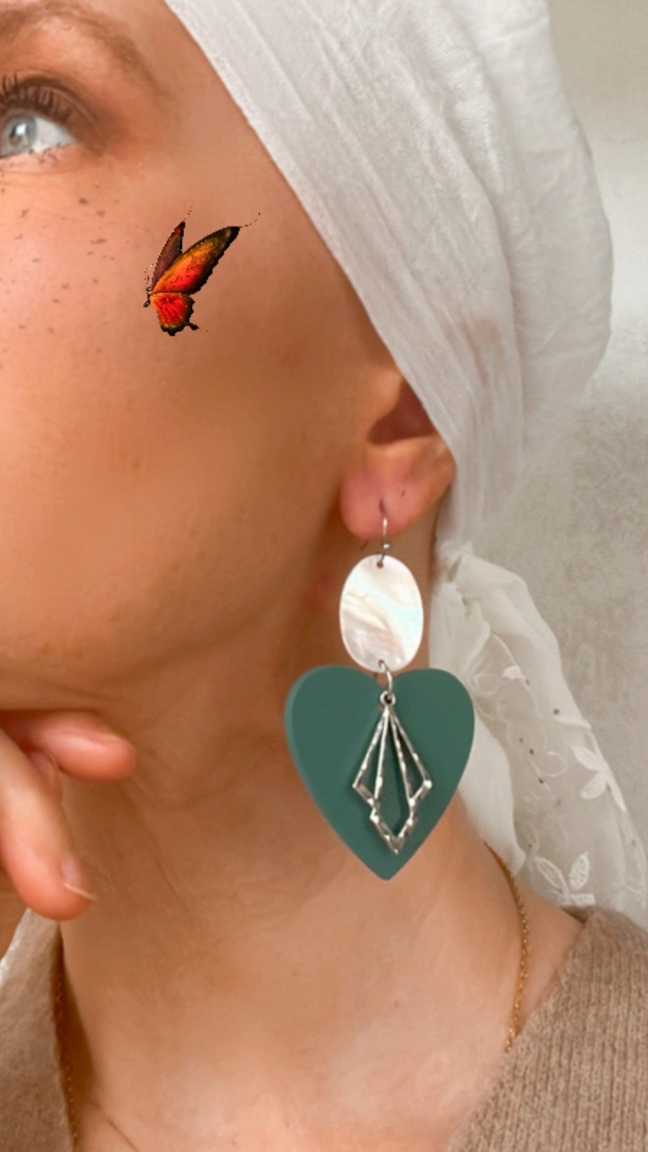 Boucles d’oreilles VERA cœurs bleu canard et intercalaires nacre - Créations Uniques - Créations Uniques