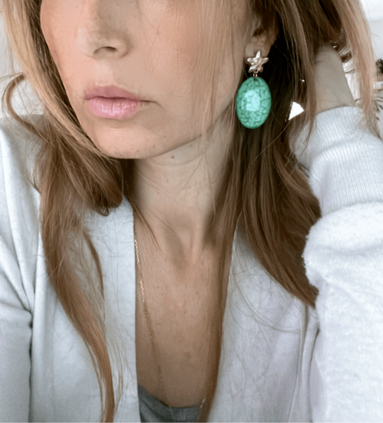 Boucles d’oreilles SALOMÉ résine verte irisée et clous étoiles dorés - Créations Uniques - Créations Uniques