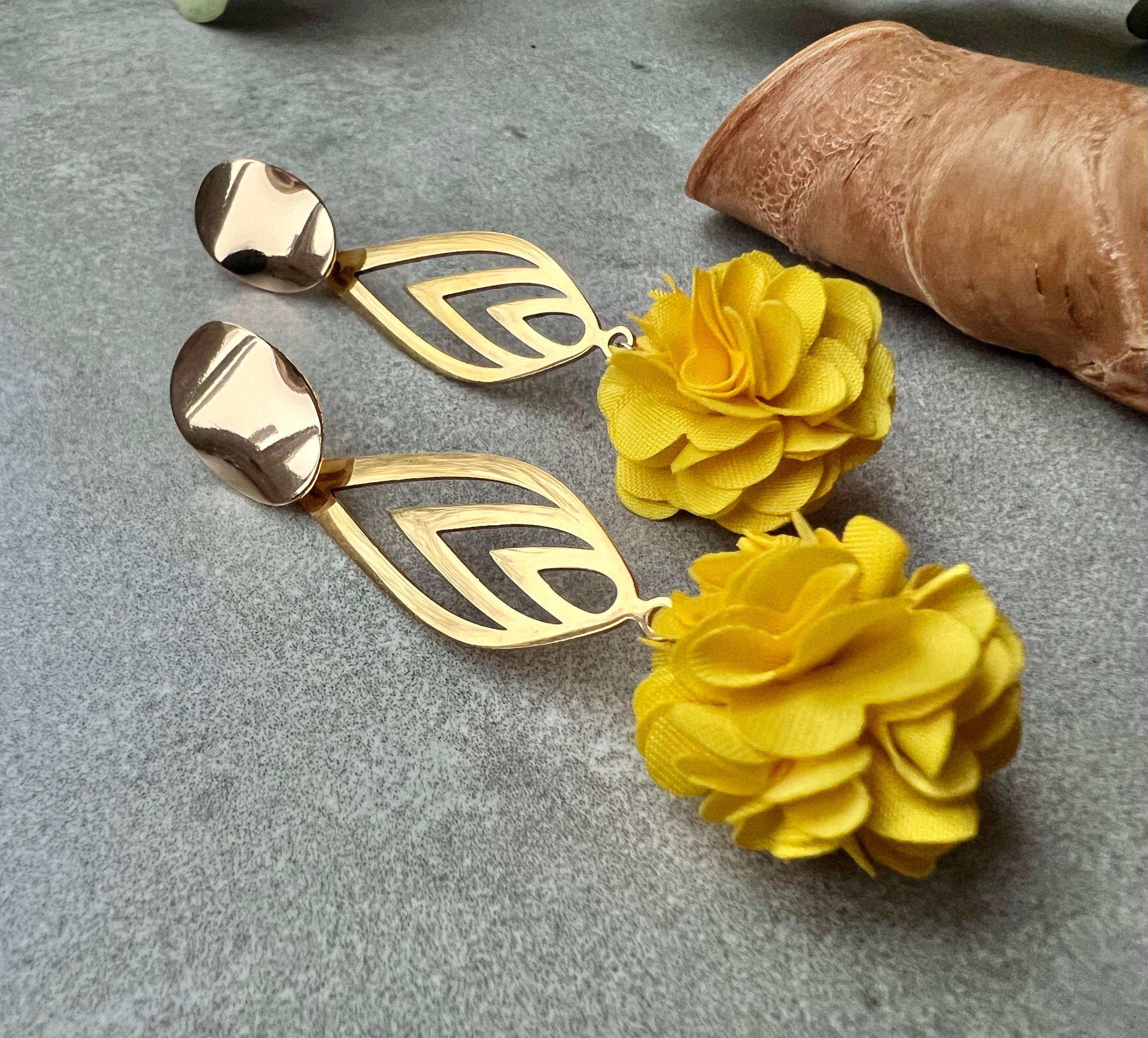 Boucles d’oreilles PAULETTE pompons jaunes - Créations Uniques - Créations Uniques