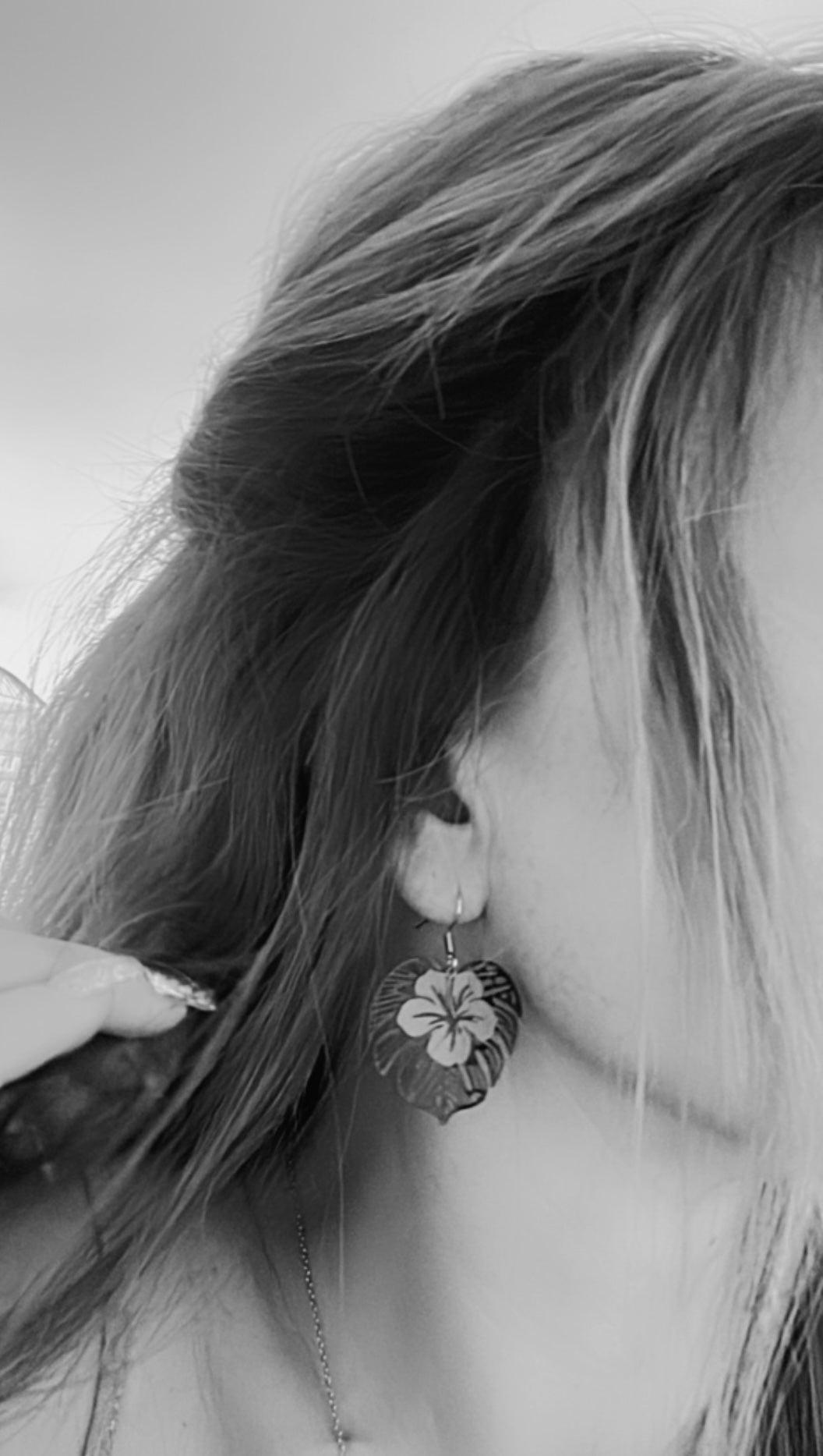 Boucles d’oreilles BLAIR feuilles tropicales et hibiscus - Créations Uniques - Créations Uniques