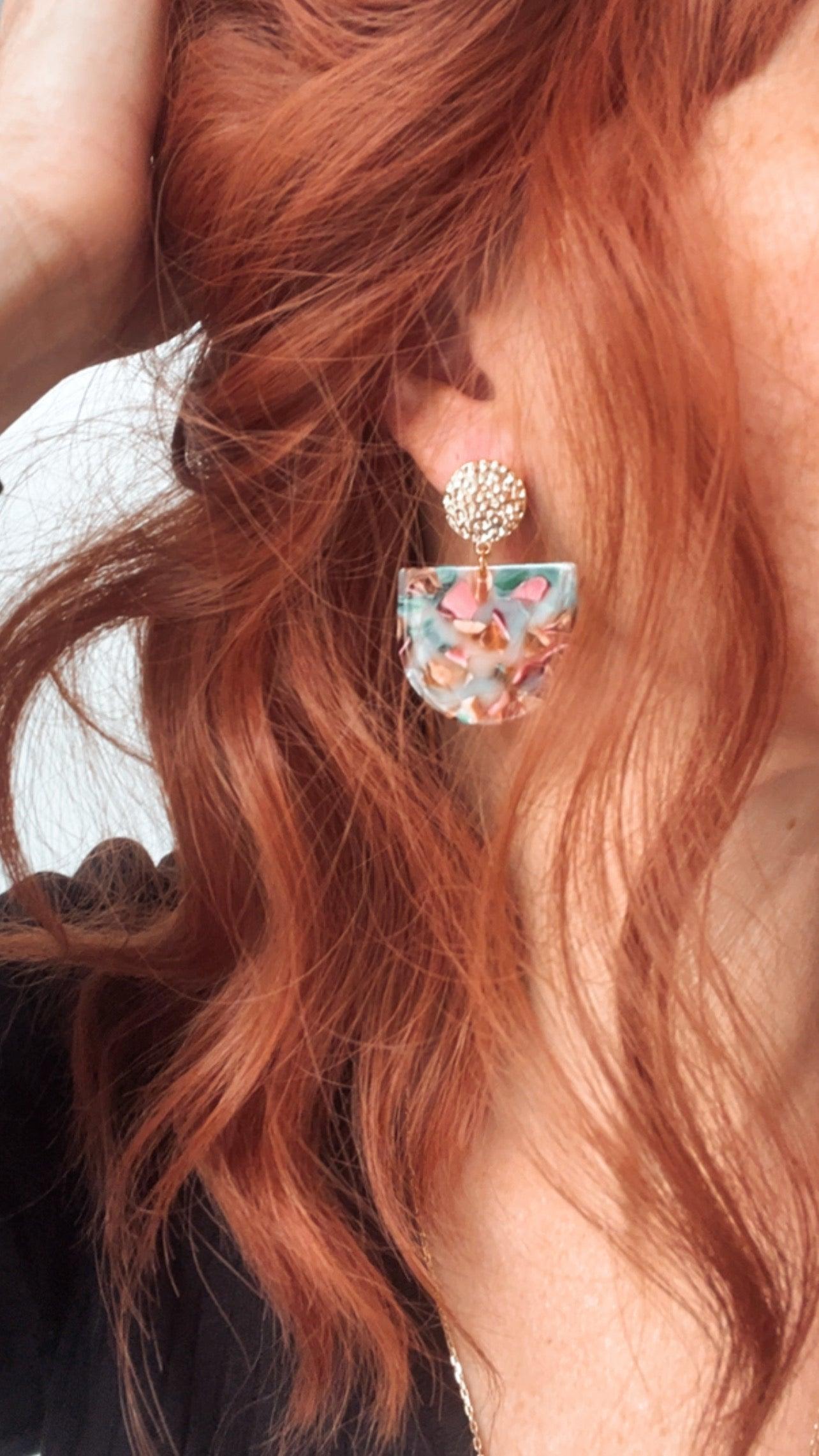 Boucles d’oreilles ANNE-CELINE résine rose bleue - Créations Uniques - Créations Uniques