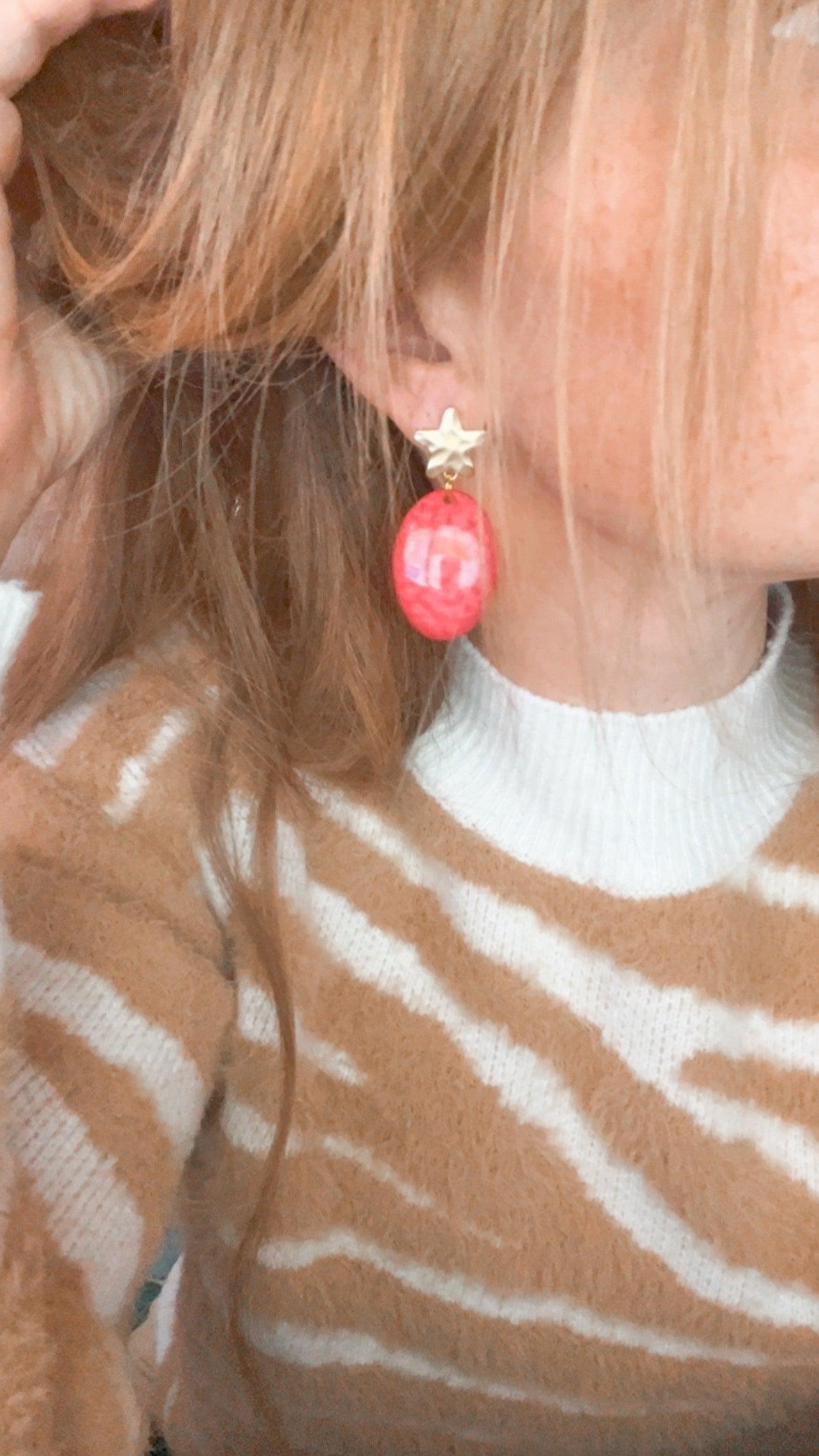 Boucles d’oreilles SALOMÉ résine corail et clous étoiles dorés - Créations Uniques - Créations Uniques