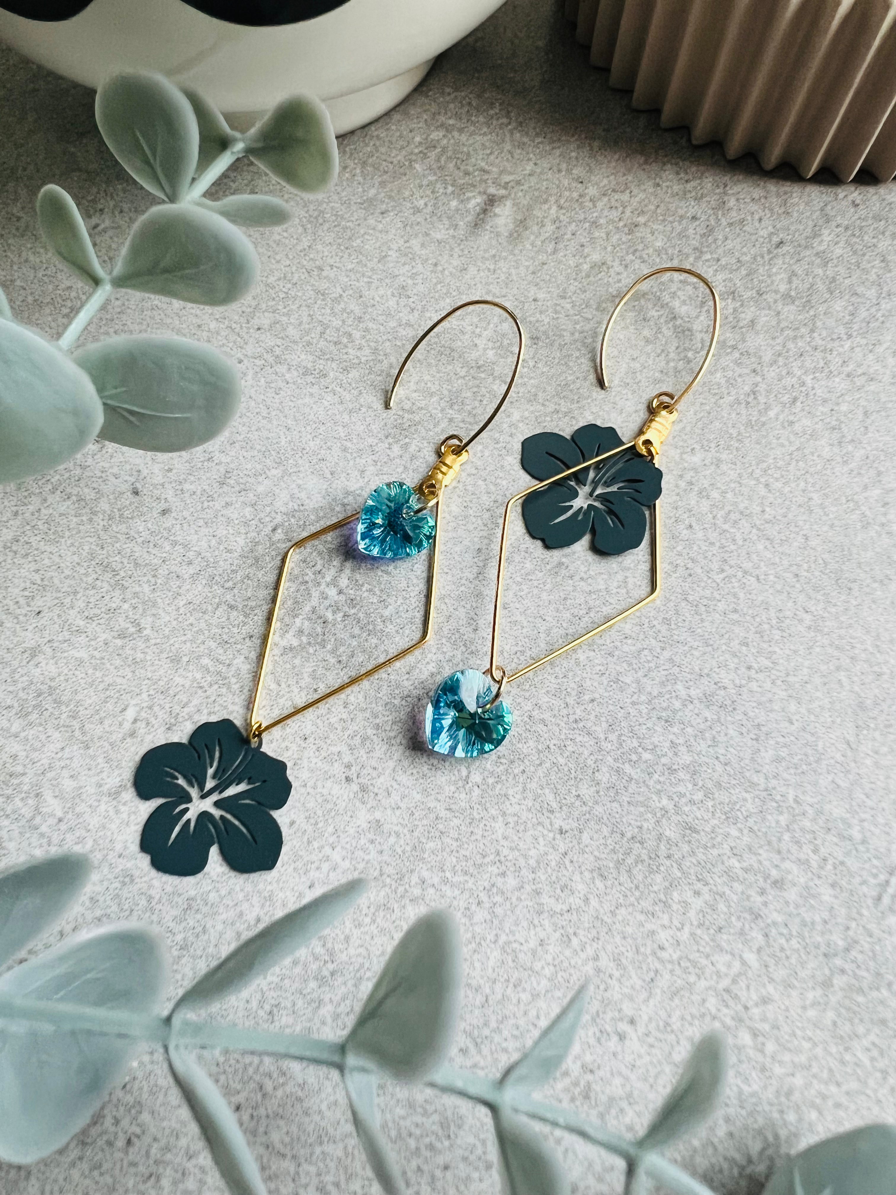 Boucles d’oreilles asymétriques KATHRYN cœurs cristal aquamarine et fleurs hibiscus - Créations Uniques - Créations Uniques