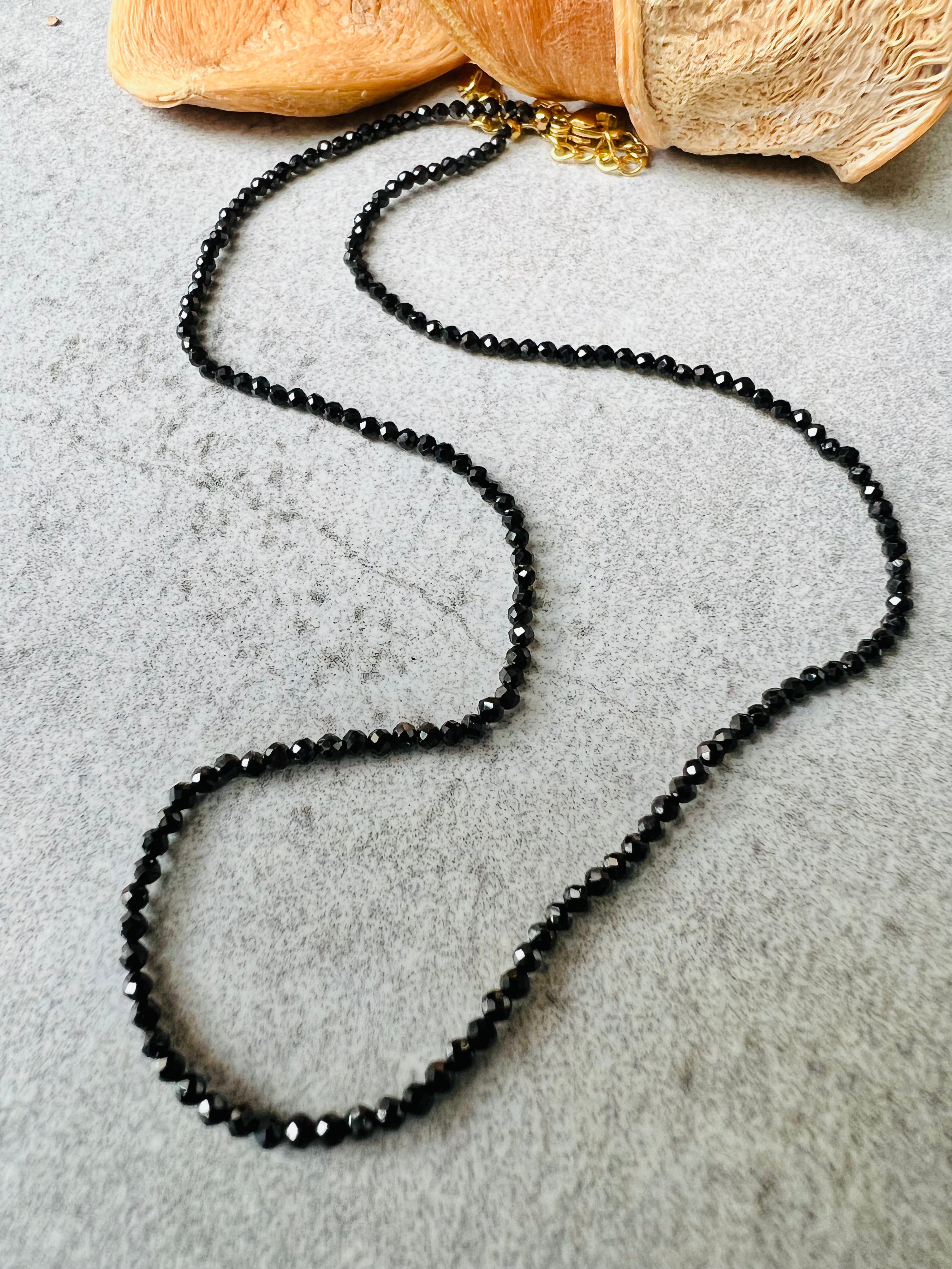 Collier OLLIE perles noires, ras de cou - Créations Uniques