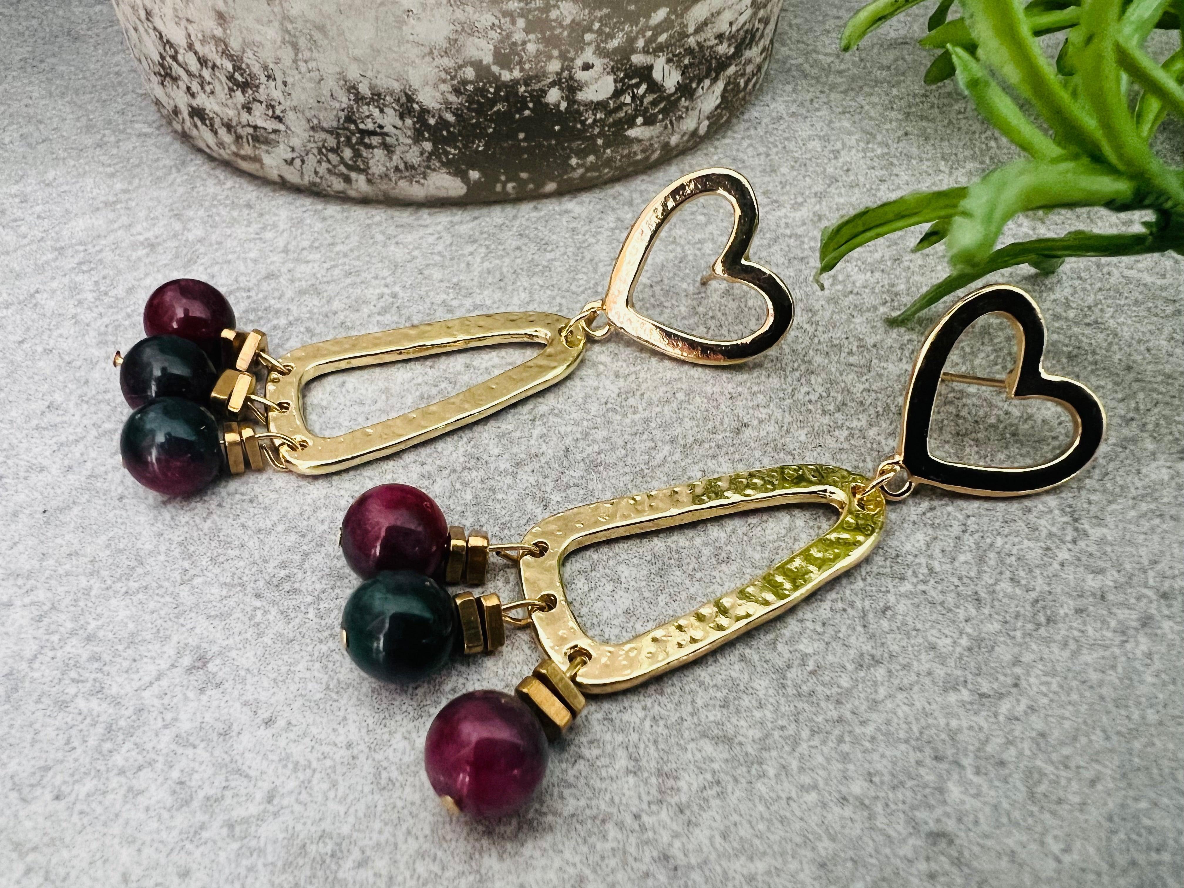 Boucles d’oreilles PATRICIA perles violine et clous cœurs dorés - Créations Uniques - Créations Uniques