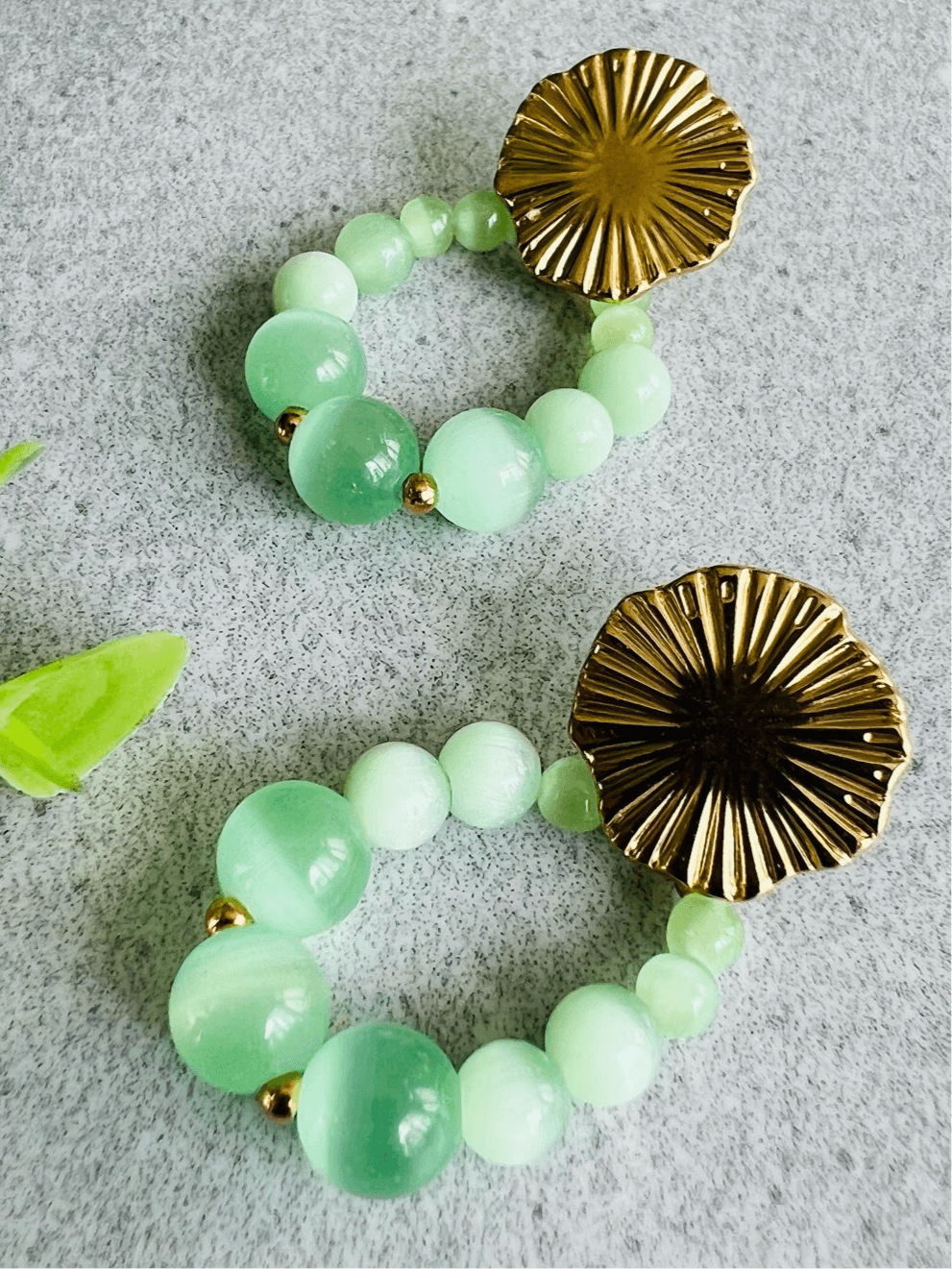 Boucles d’oreilles CANDY gouttes perles vert d’eau clous dorés - Créations Uniques