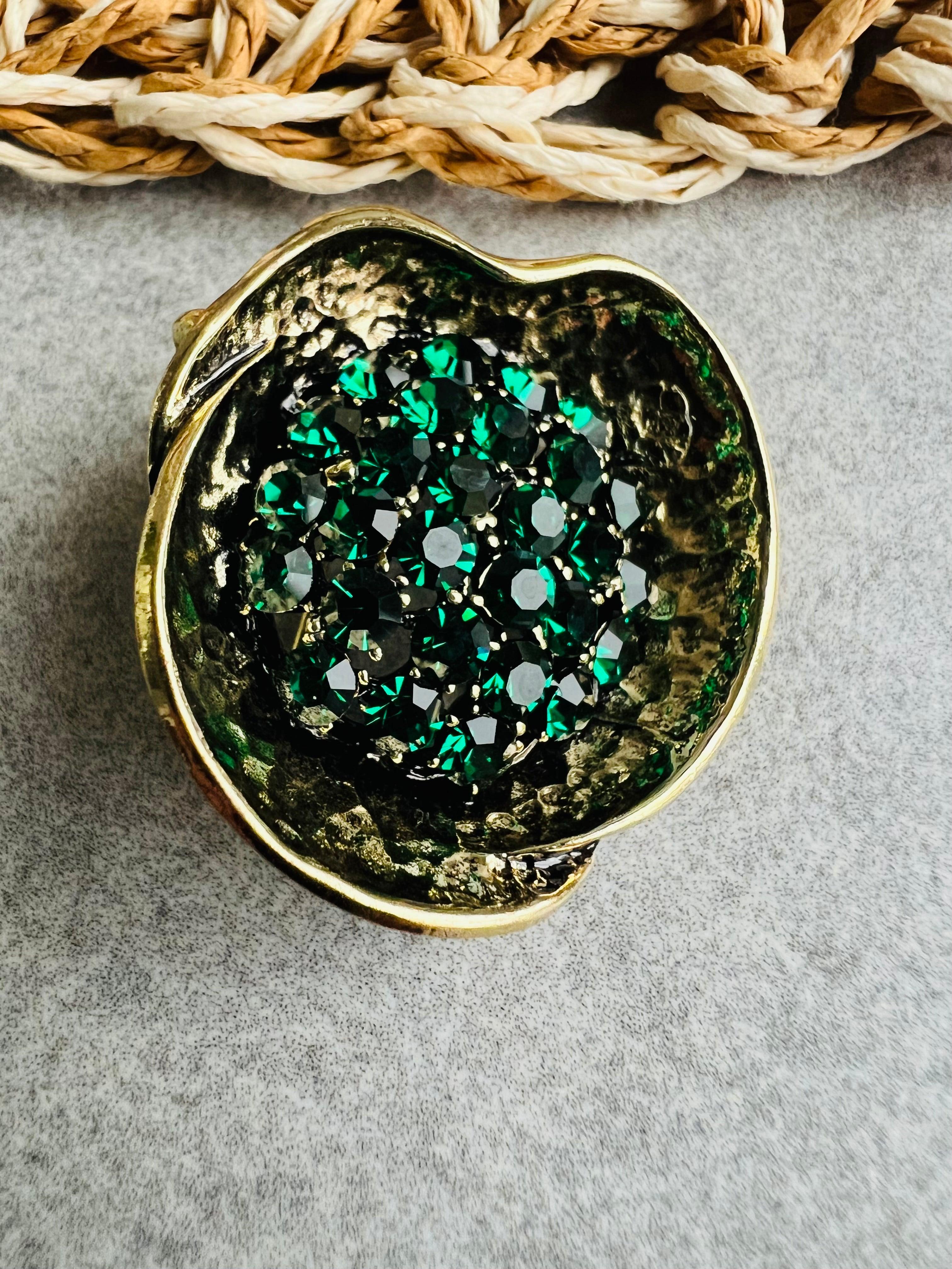 Broche dorée BETTINA style classique strass vert émeraude - Créations Uniques