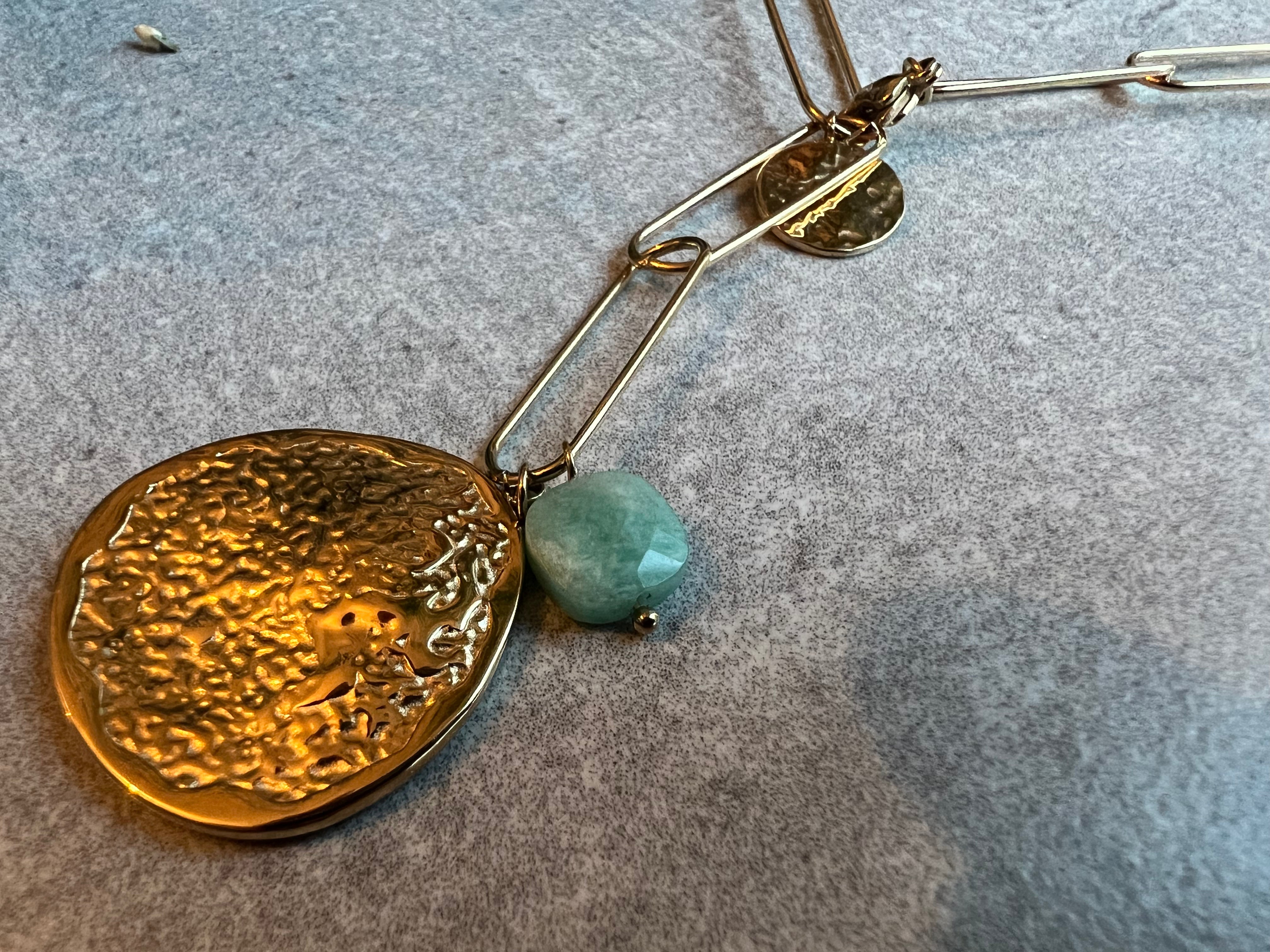 Collier plongeant MARTHE grands maillons, médaillon doré et pampilles - Créations Uniques