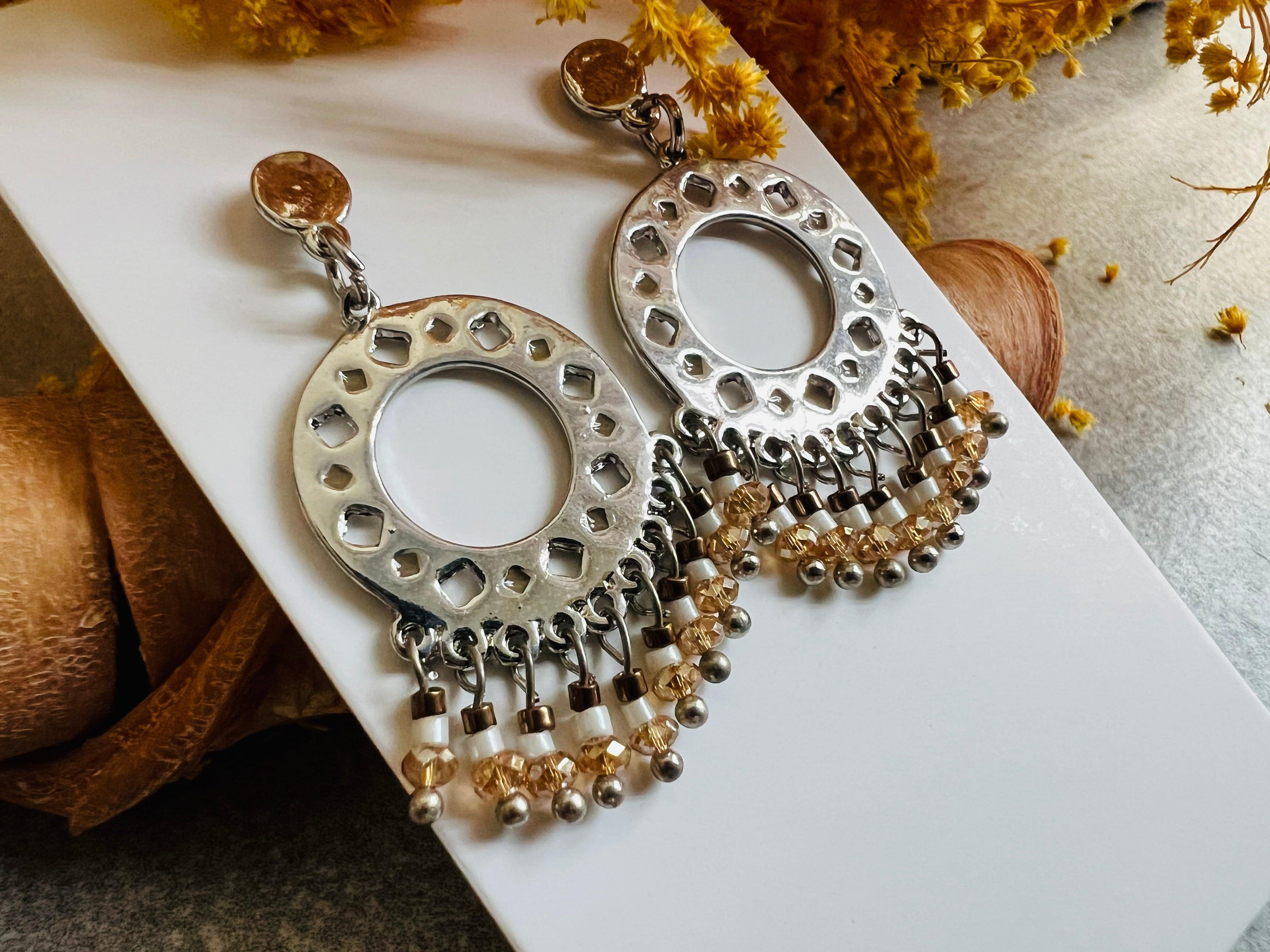 Boucles d’oreilles GIGI style ethnique argenté et beige - Créations Uniques