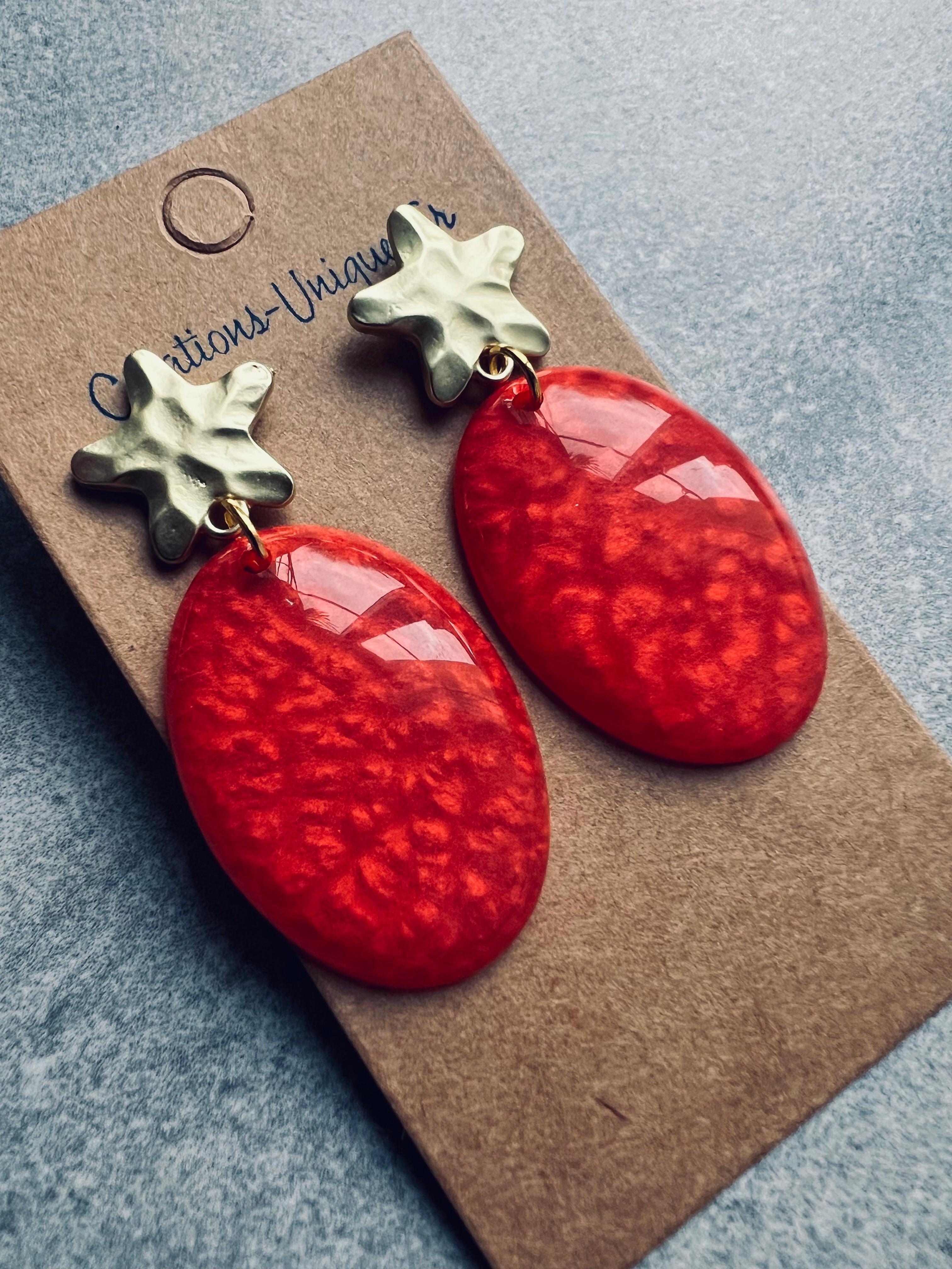 Boucles d’oreilles SALOMÉ résine corail et clous étoiles dorés - Créations Uniques - Créations Uniques