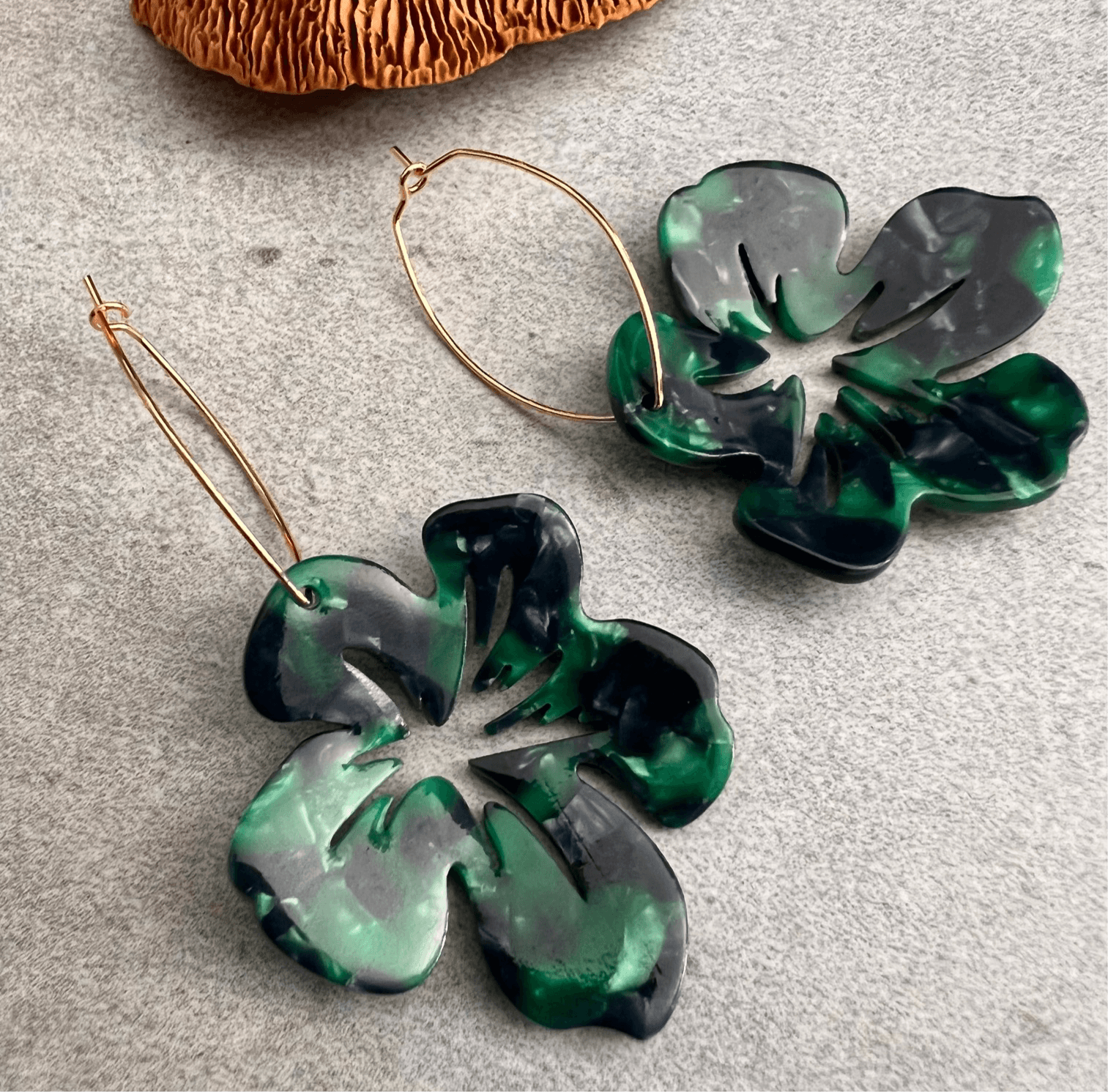 Boucles d’oreilles BRIGITTE fleurs vertes résine - Créations Uniques
