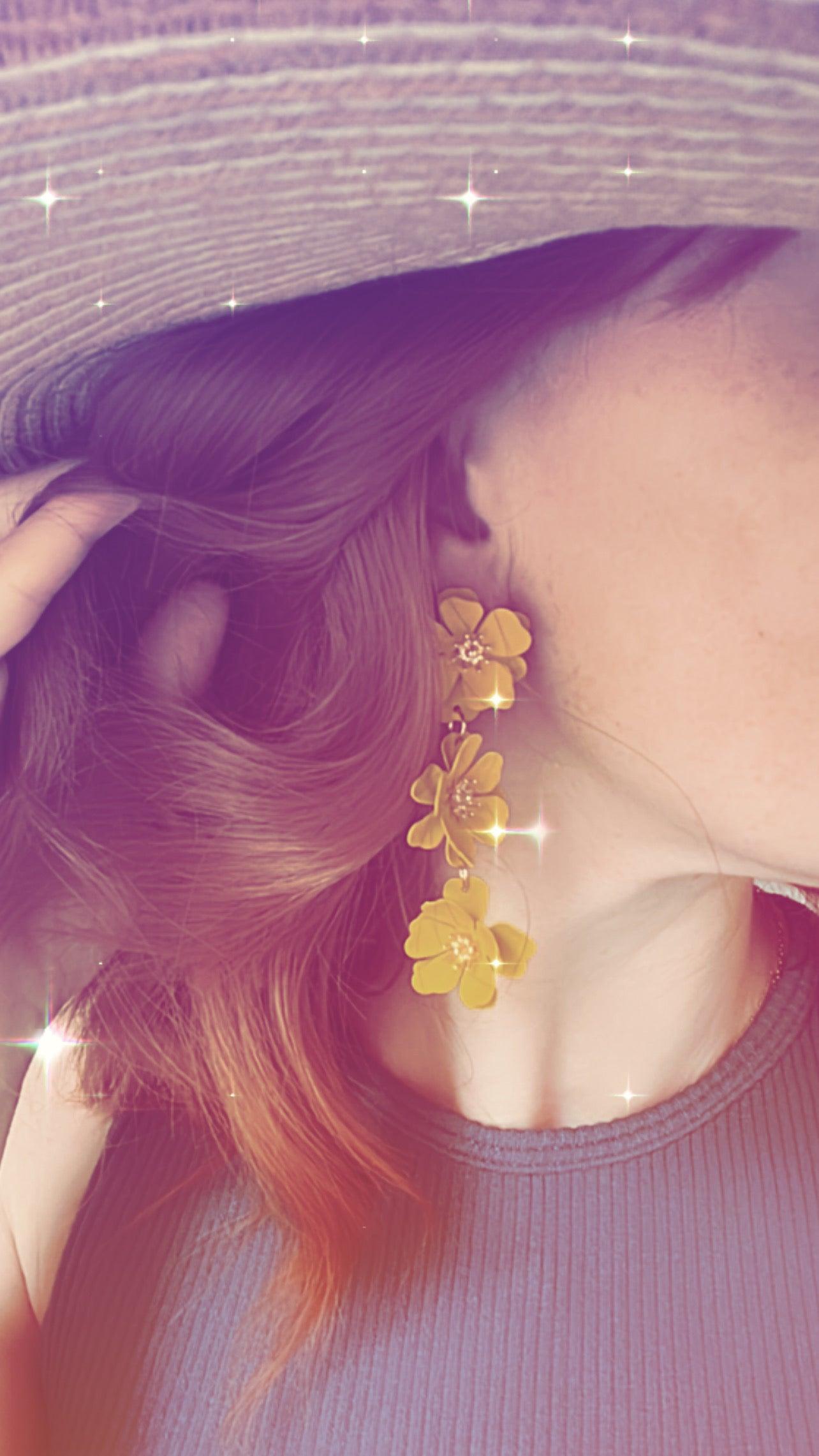 Boucles d’oreilles pendantes AXELLE - 3 fleurs métal jaunes - Créations Uniques