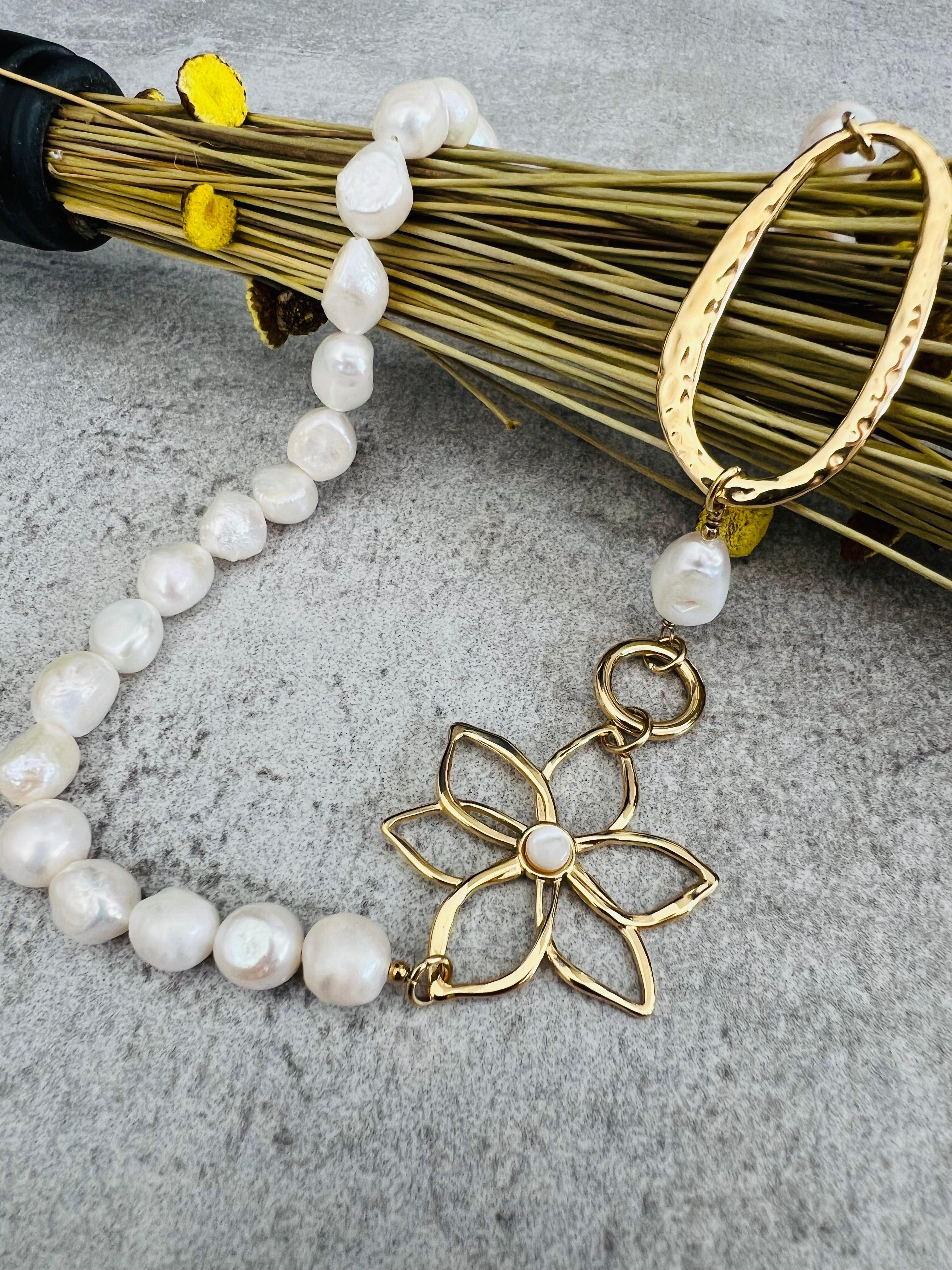 Collier asymétrique MARYLENE perles blanc nacré et fleur dorée - Créations Uniques