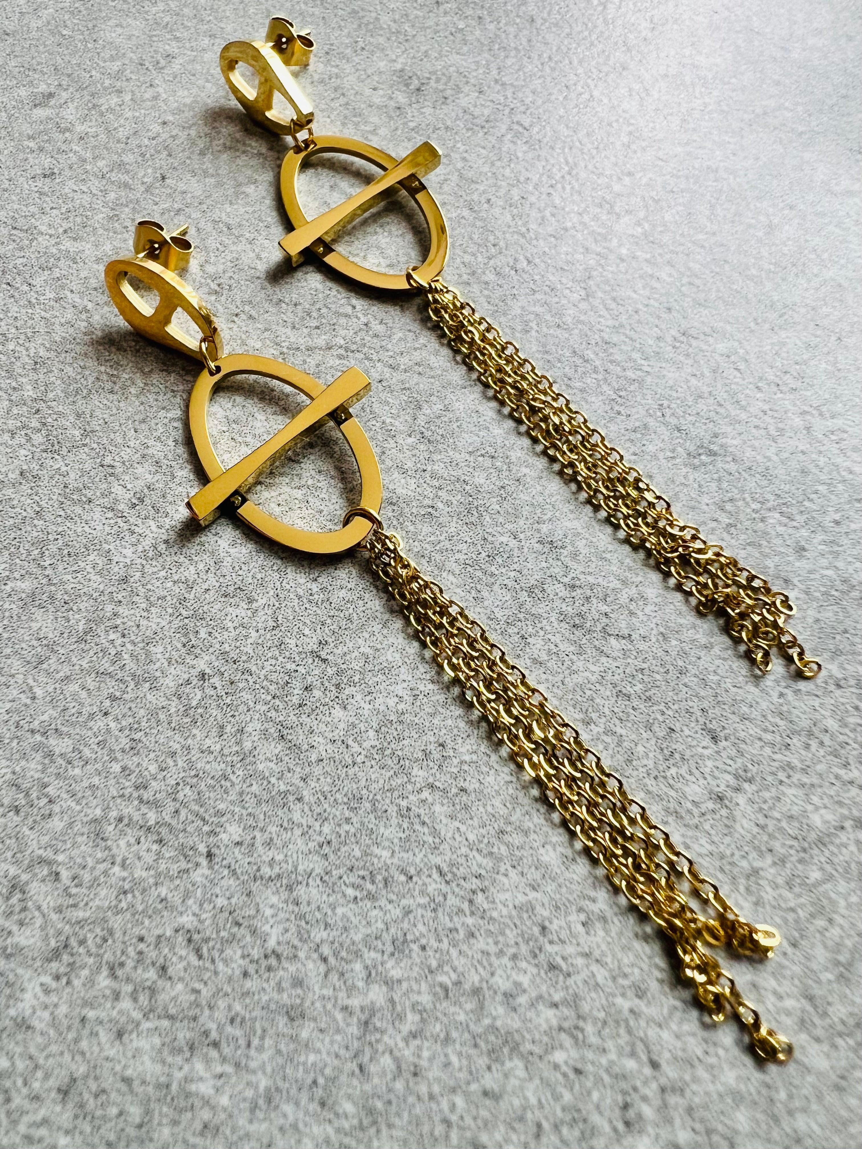 Boucles d’oreilles MYA fines, longues et dorées - Créations Uniques