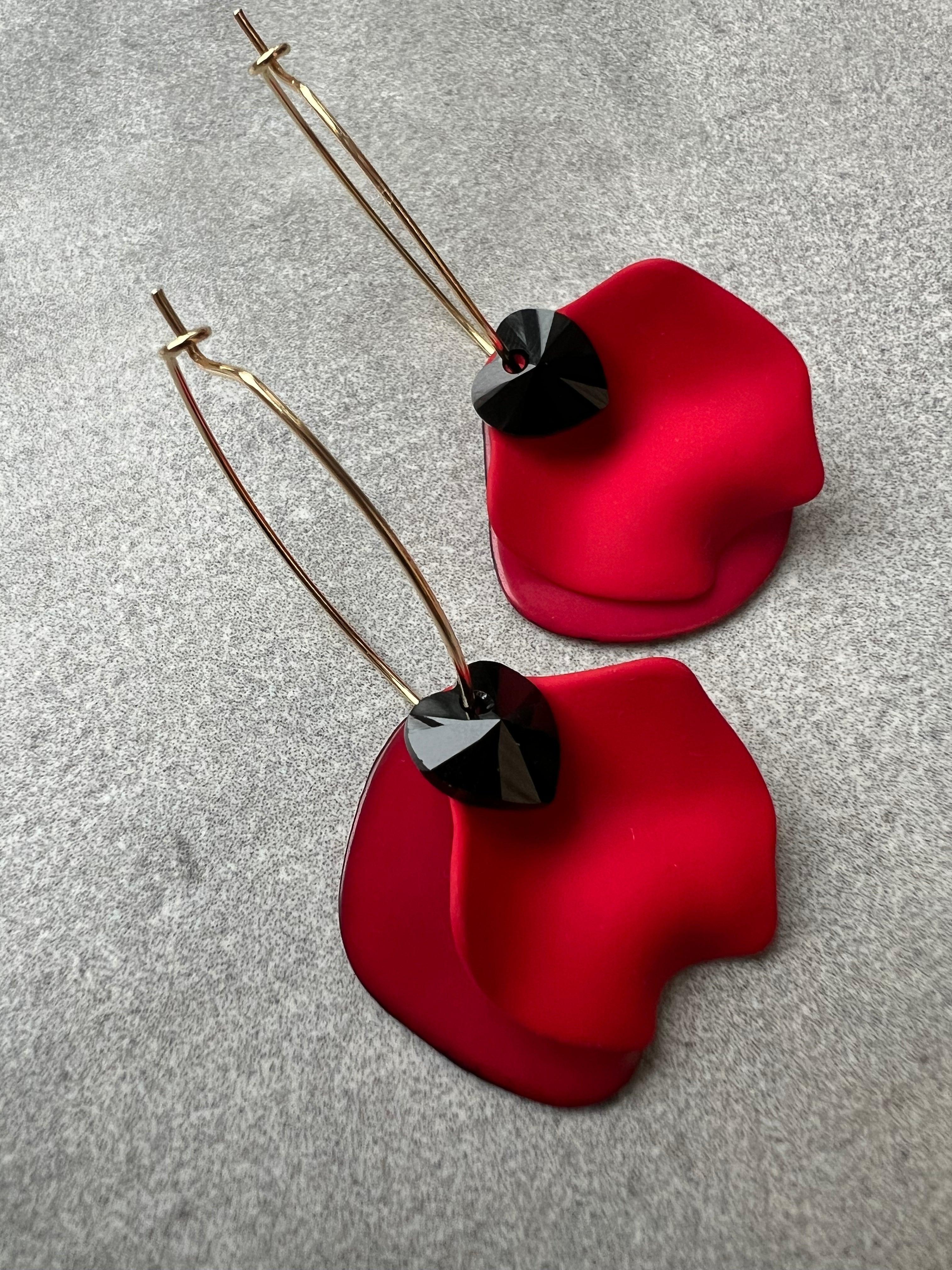 Boucles d’oreilles MARIELLE pétales rouges et cœurs cristal noirs - Créations Uniques - Créations Uniques