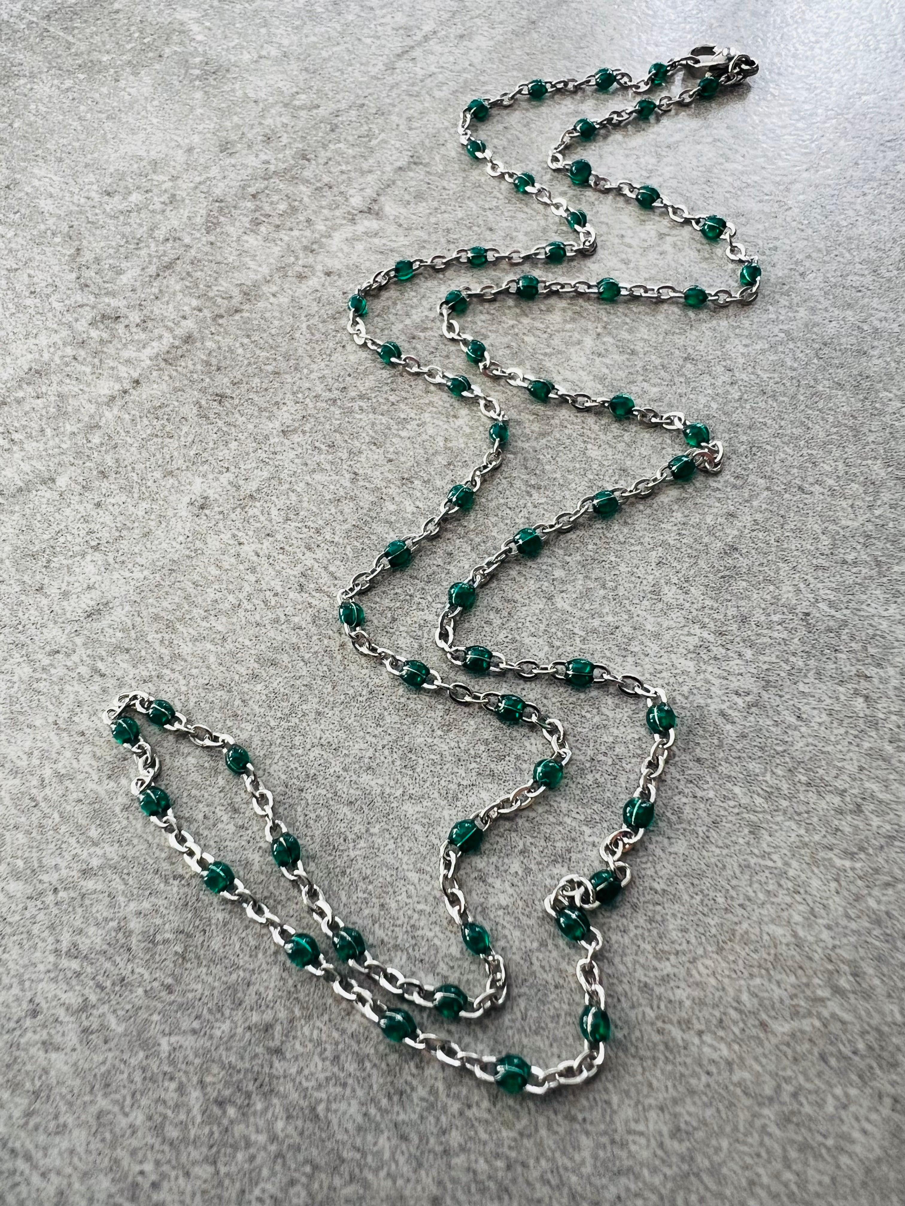 Collier ETHEL vert sapin perles résine chaîne argentée - Créations Uniques