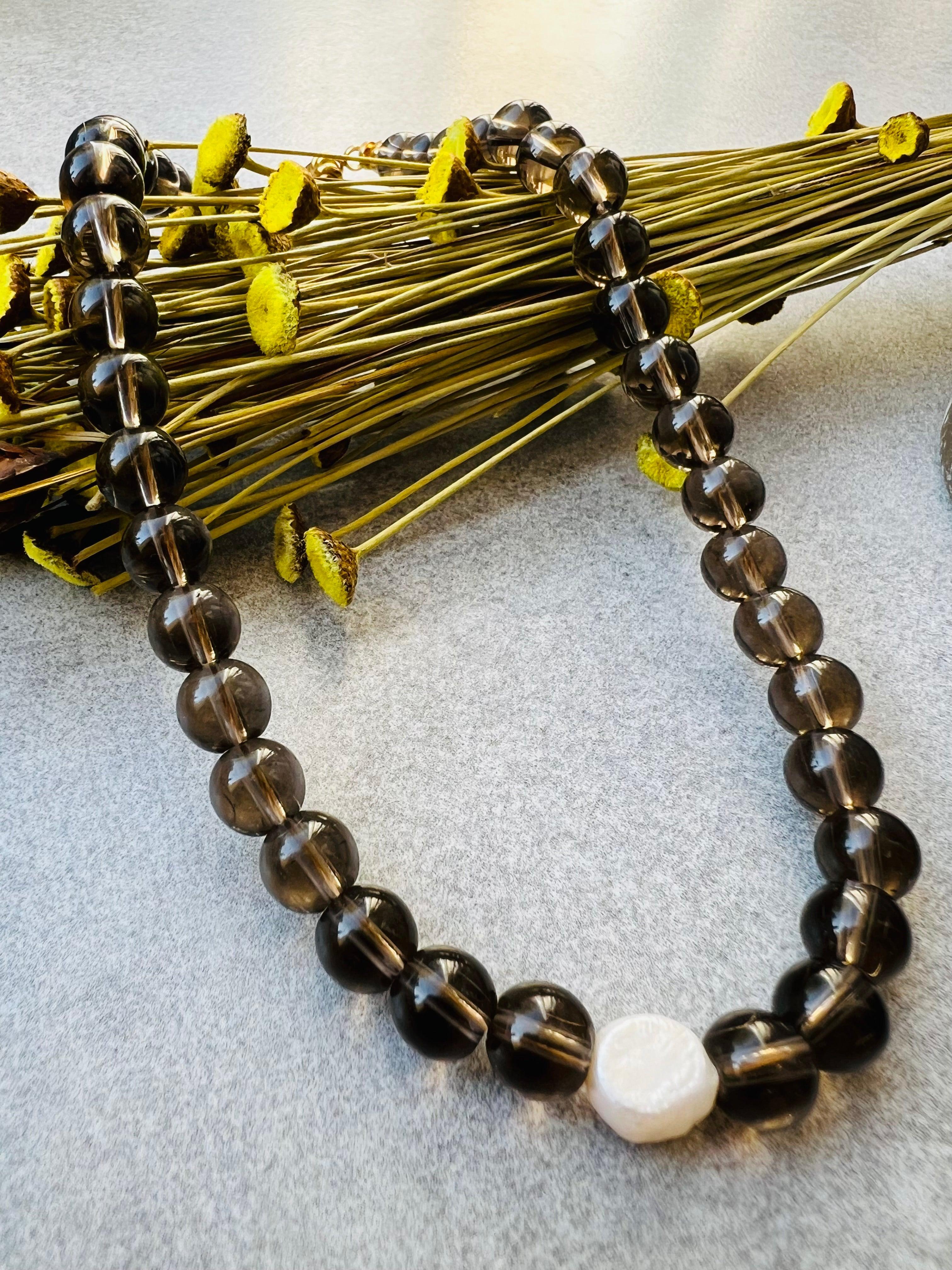 Collier chic ARTEMIS perles taupe - Créations Uniques