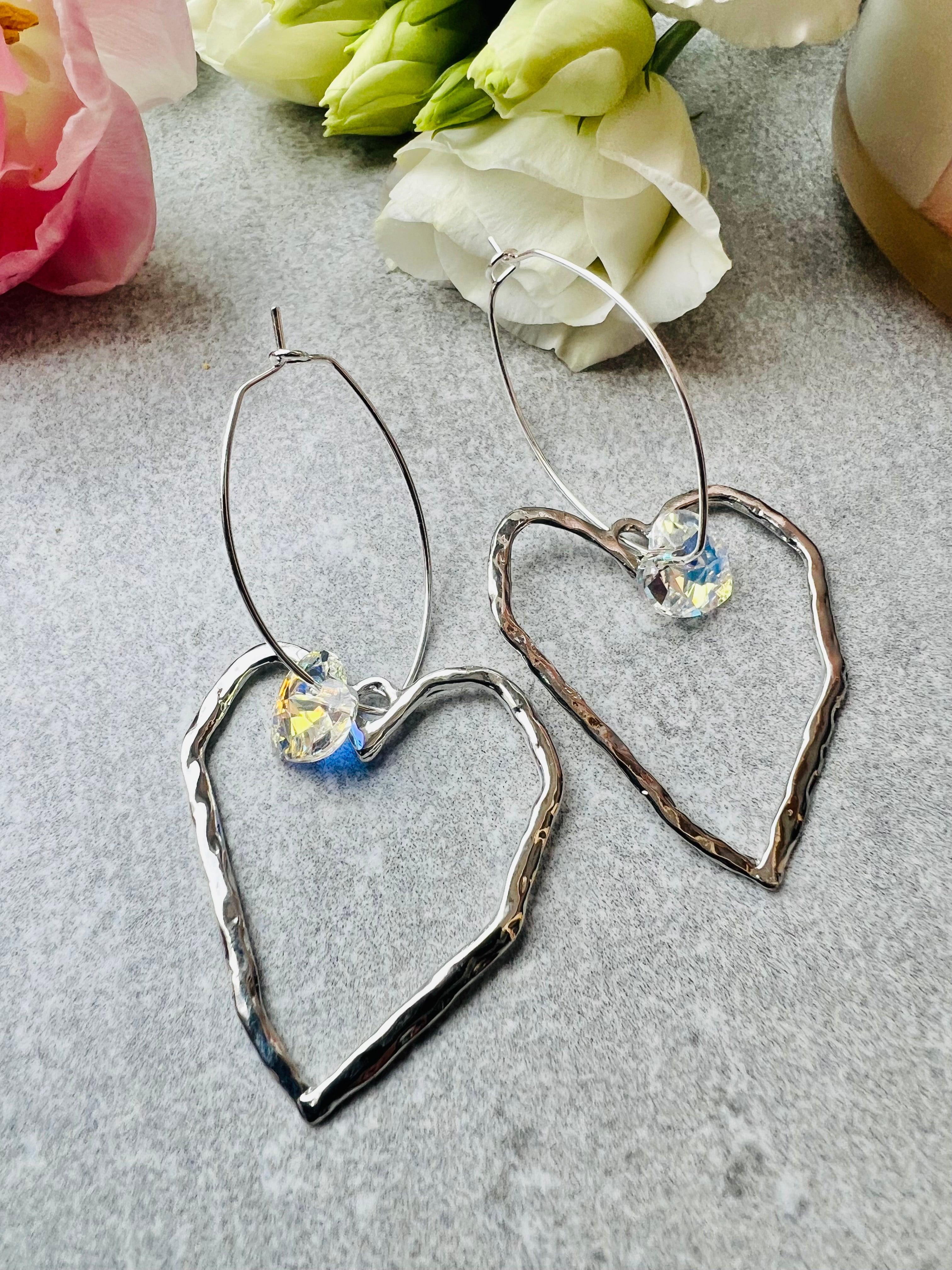 Boucles d’oreilles CASSANDRA cœurs argentés cristal - Créations Uniques - Créations Uniques