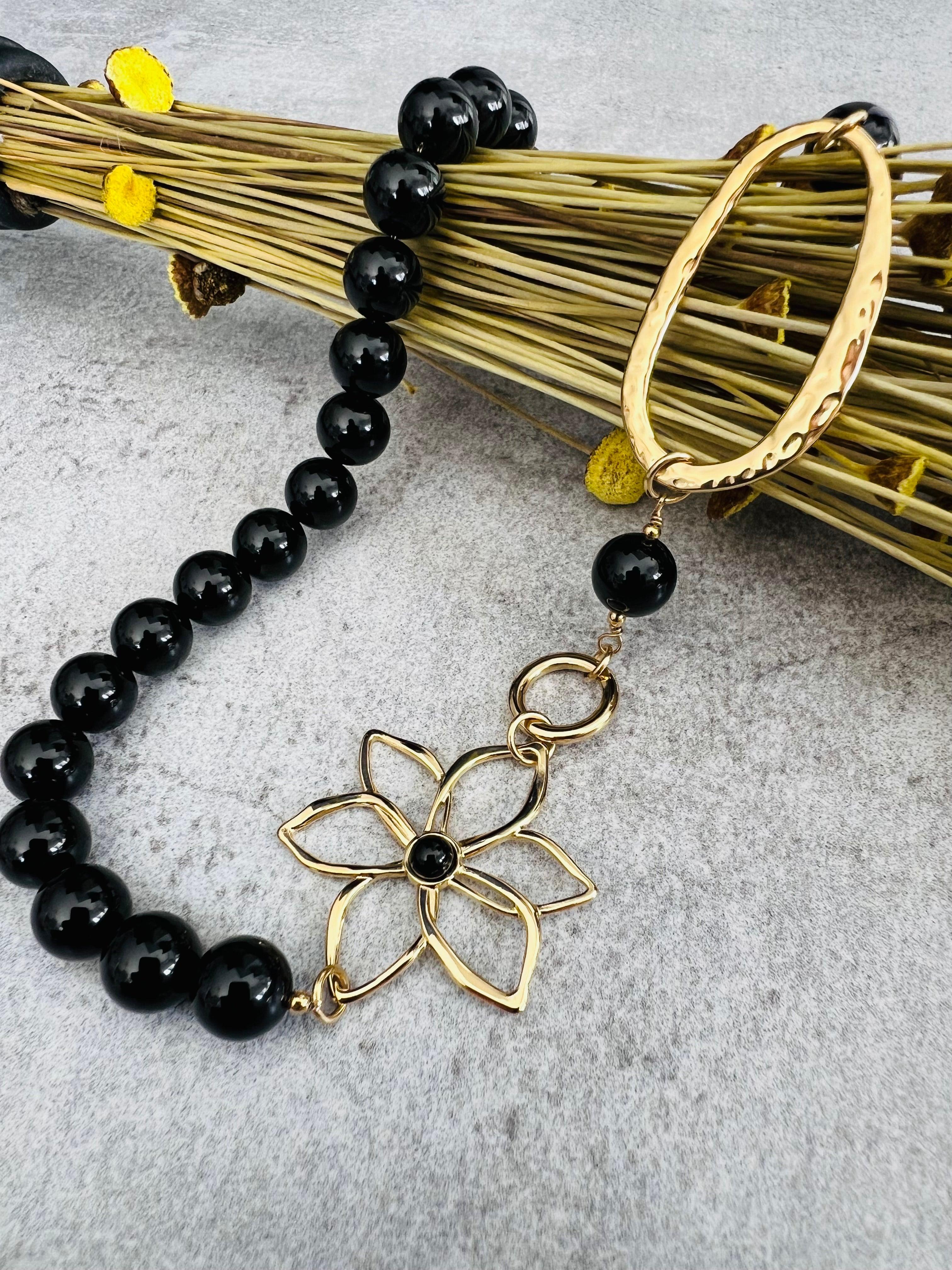 Collier asymétrique MARYLENE perles noires et fleur dorée - Créations Uniques