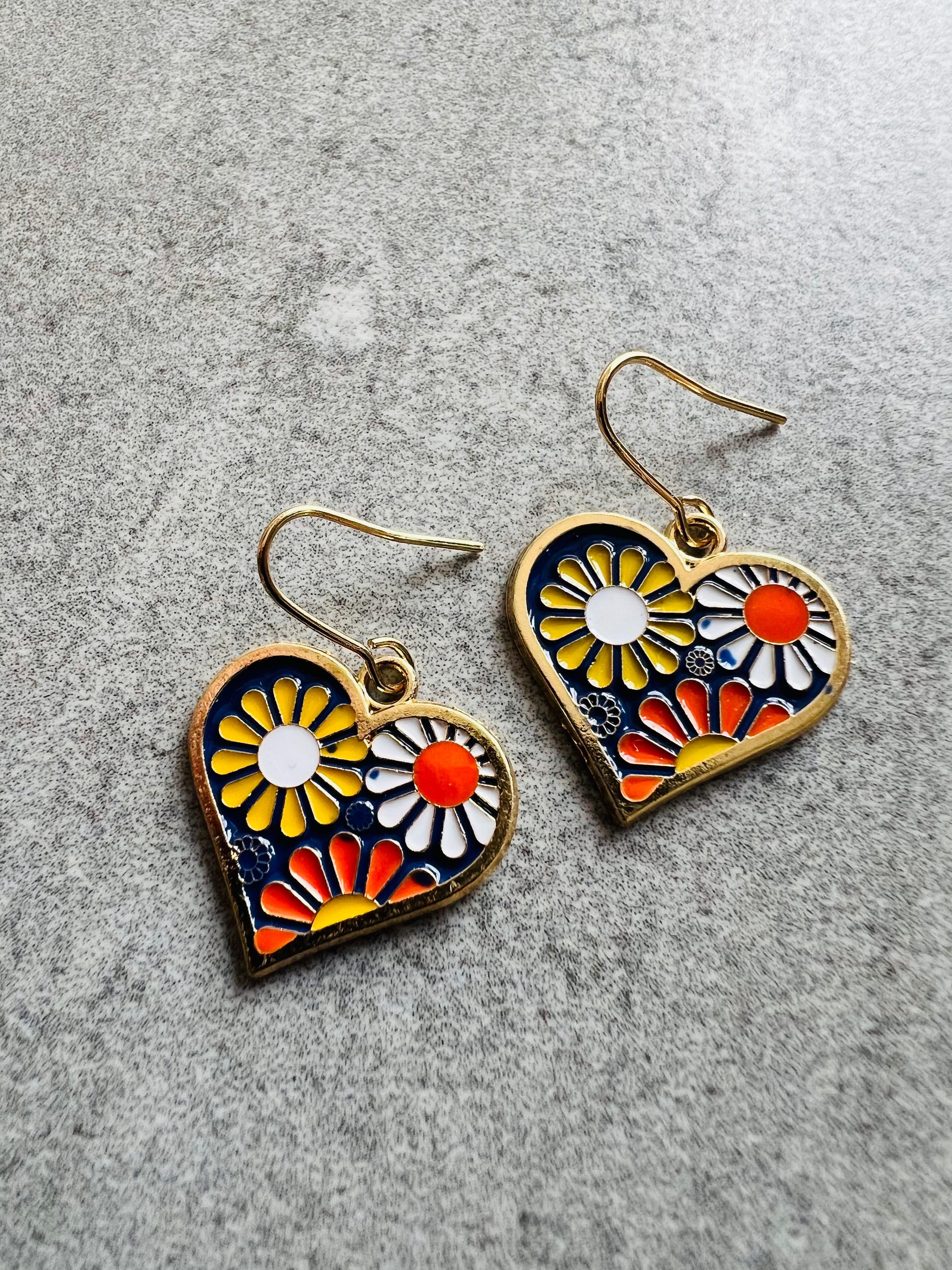 Boucles d’oreilles CLÉMENCE petits cœurs motifs fleurs marguerites - Créations Uniques - Créations Uniques