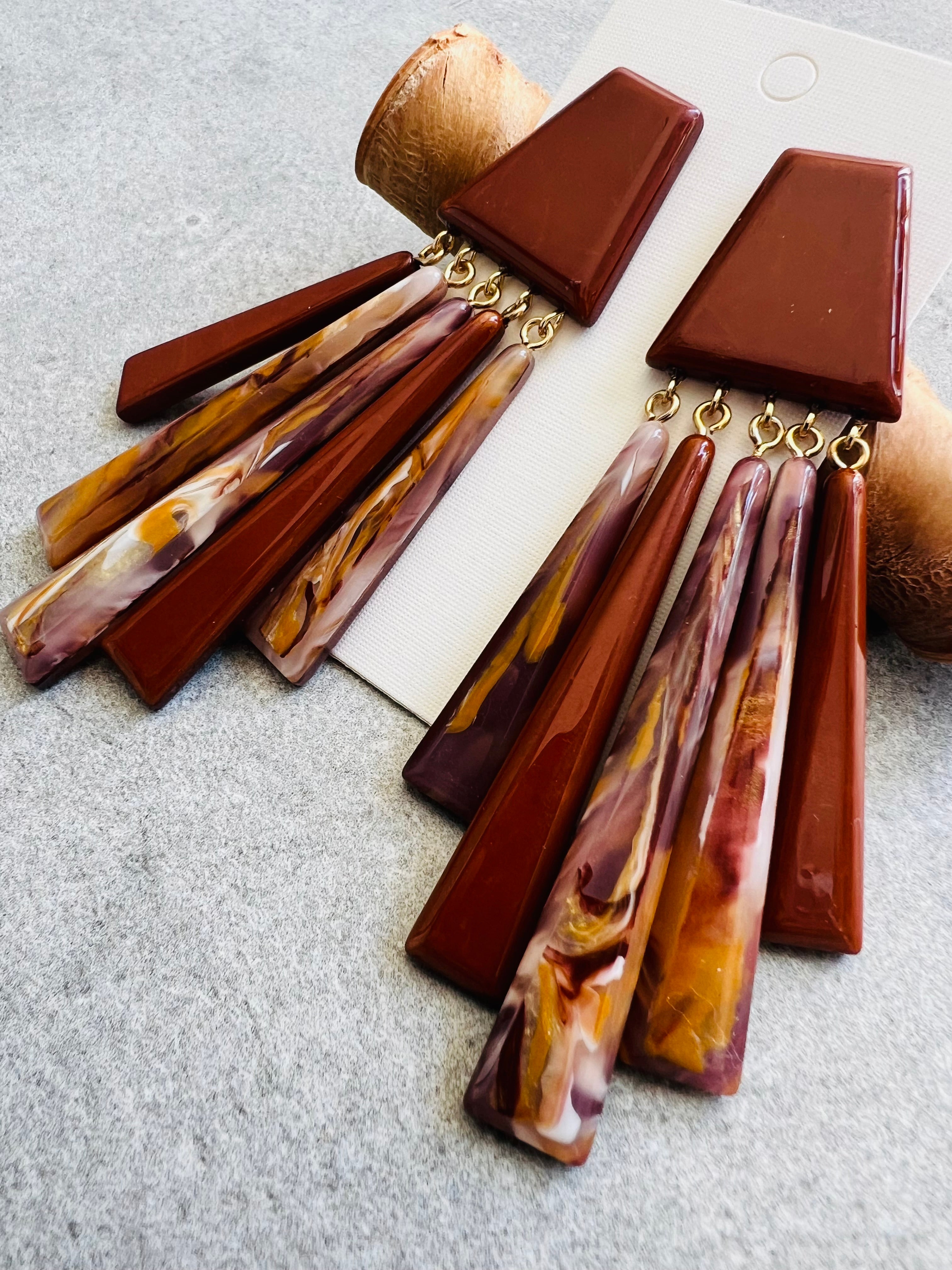 Boucles d’oreilles KATHLEEN grande modèle marron résine - Créations Uniques