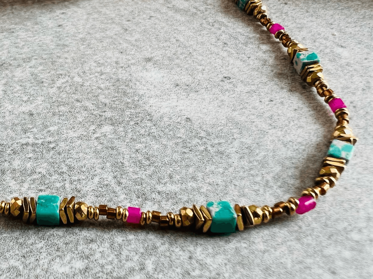 Collier KHIRA perles touche framboise - Créations Uniques