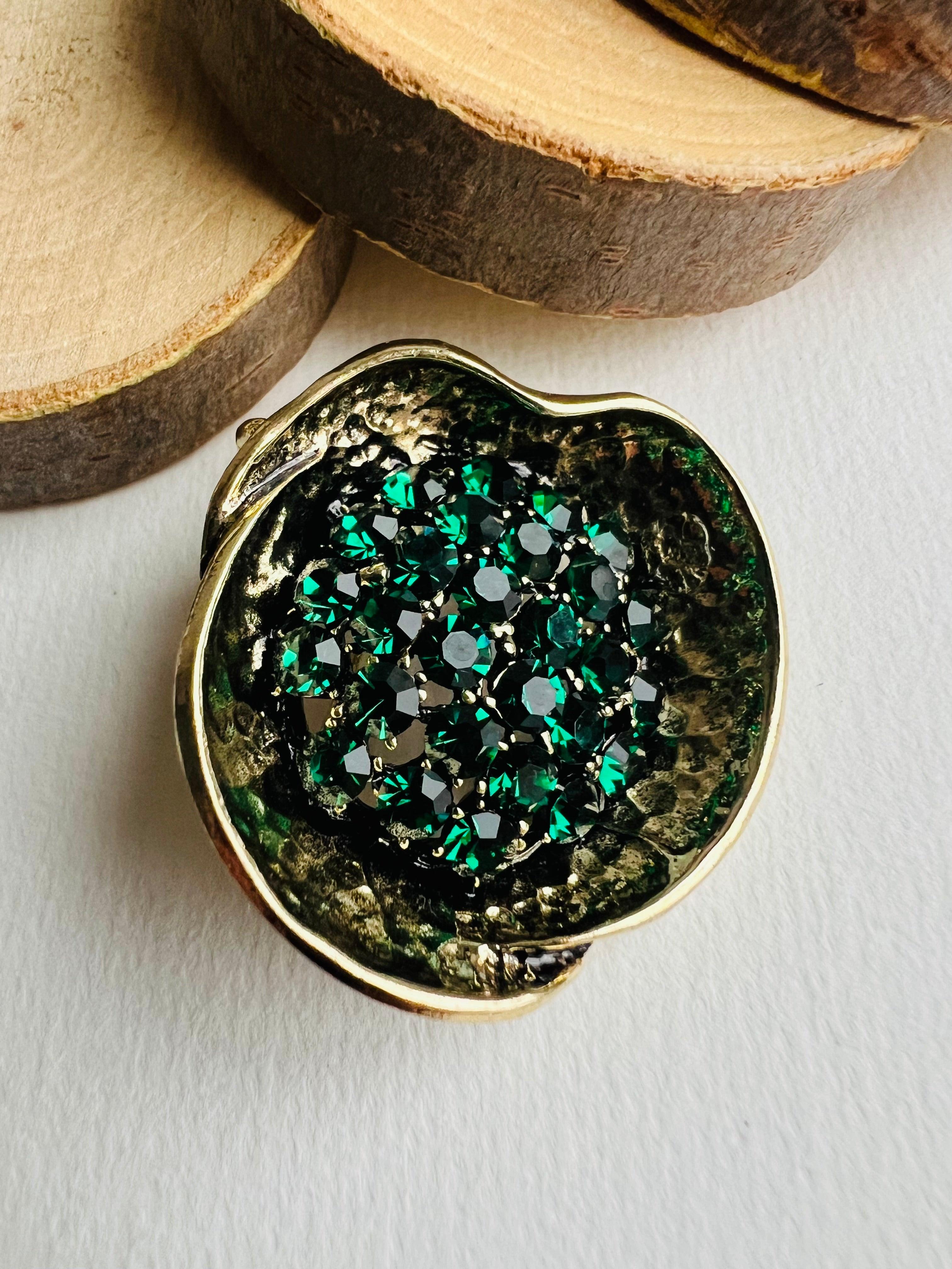 Broche dorée BETTINA style classique strass vert émeraude - Créations Uniques