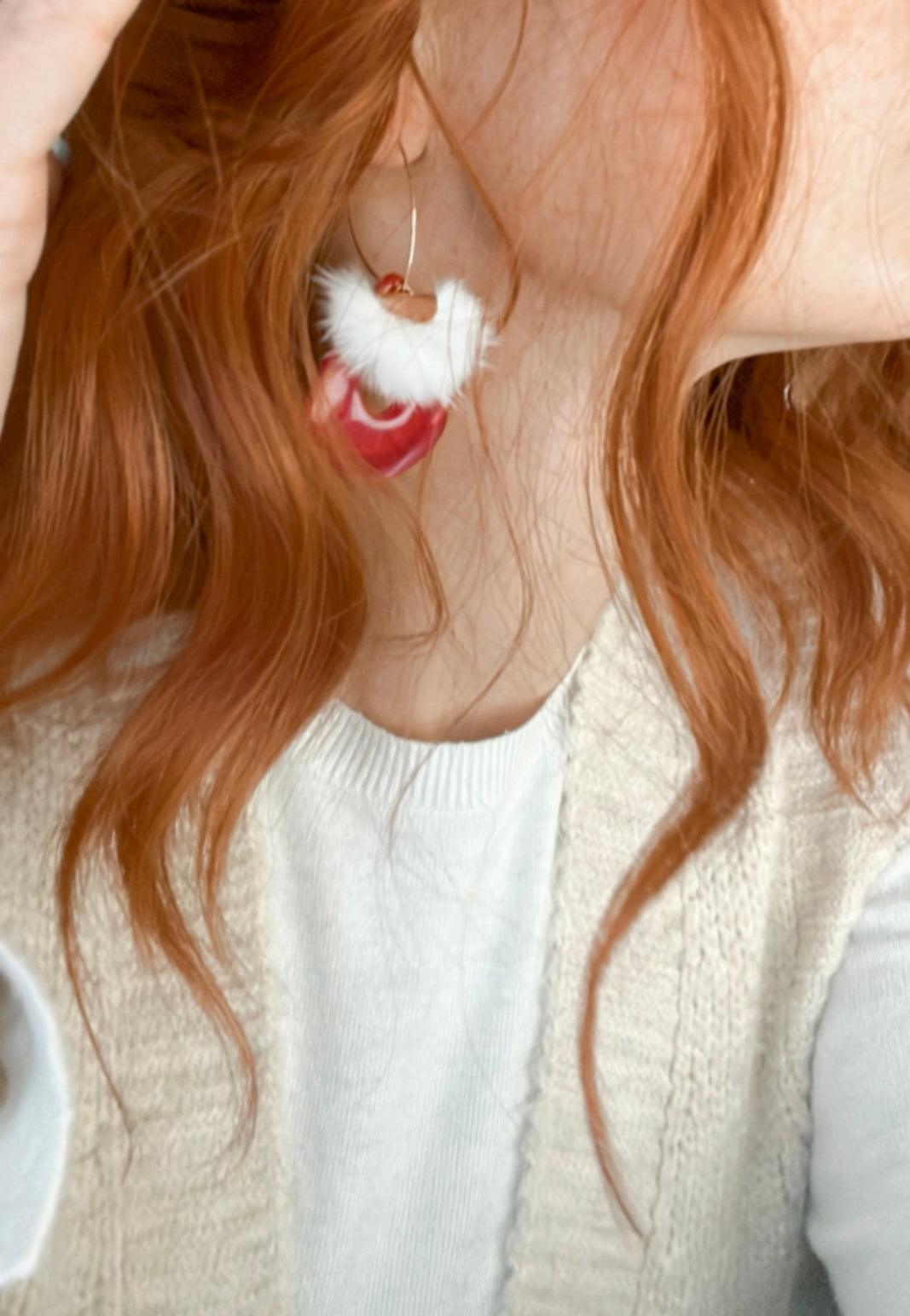 Boucles d’oreilles CALLEIGH résine rouge et pampilles douce - Créations Uniques - Créations Uniques