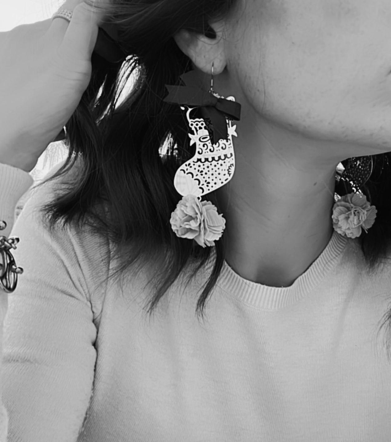 Boucles d’oreilles ROSA-MARIA chaussettes de Noël et pompons gris - Créations Uniques - Créations Uniques