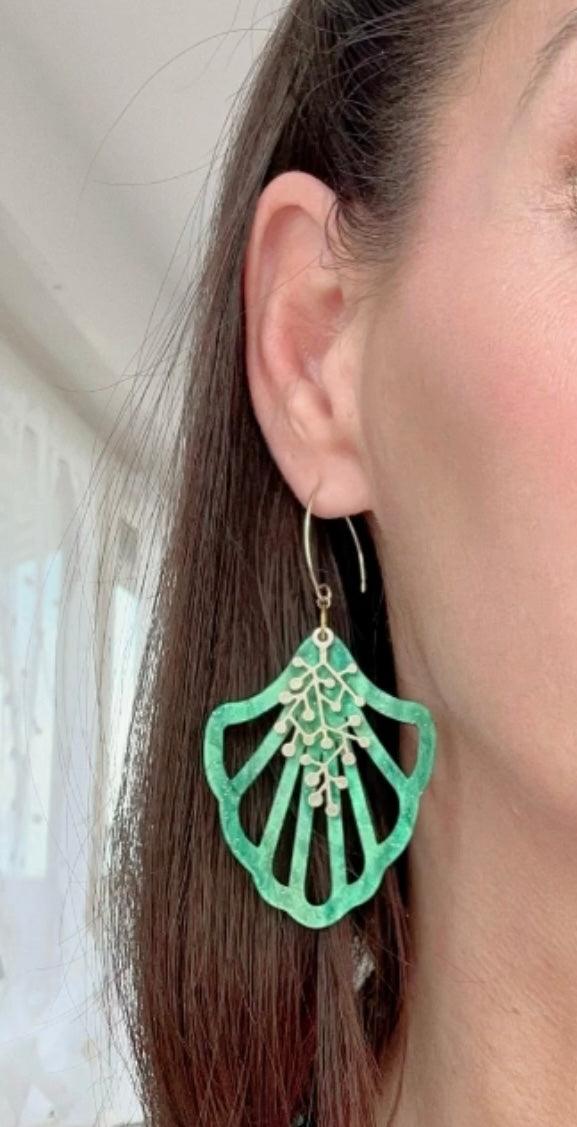 Boucles d’oreilles MELISSANDRE résine pailletée vert sapin - Créations Uniques - Créations Uniques