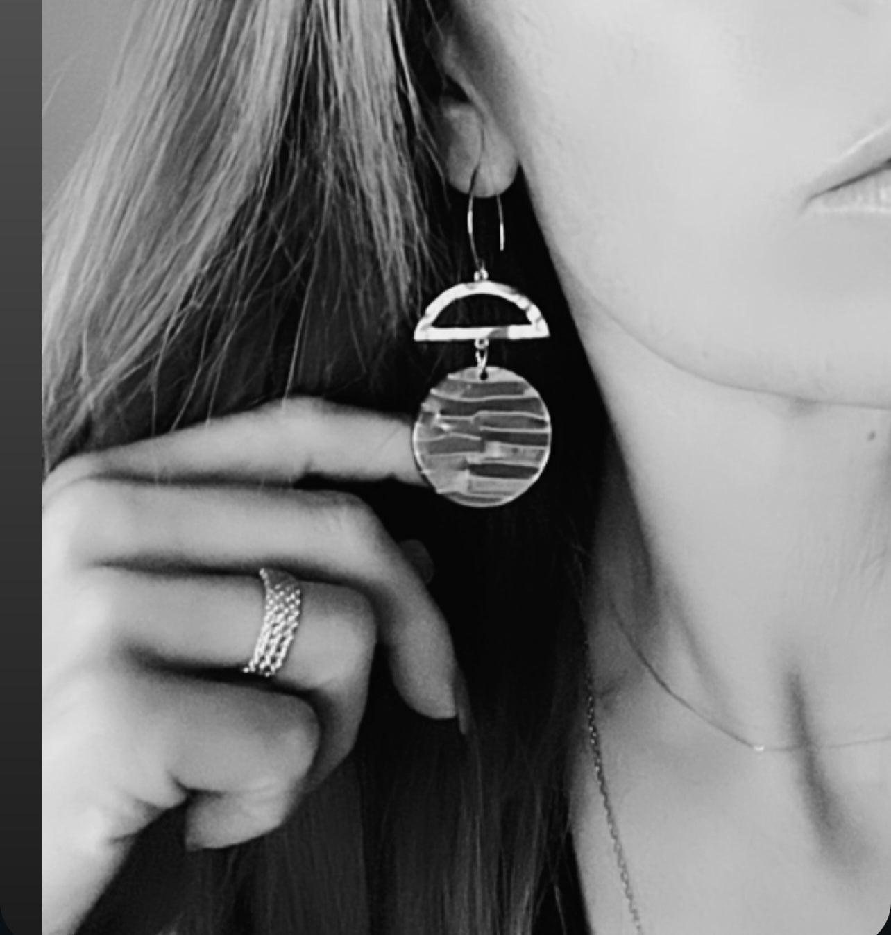 Boucles d’oreilles PEGGY résine taupe effet - Créations Uniques - Créations Uniques