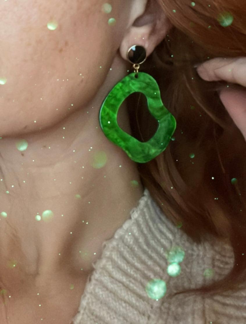 Boucles d’oreilles MAGDA résine vert lumineux - Créations Uniques - Créations Uniques