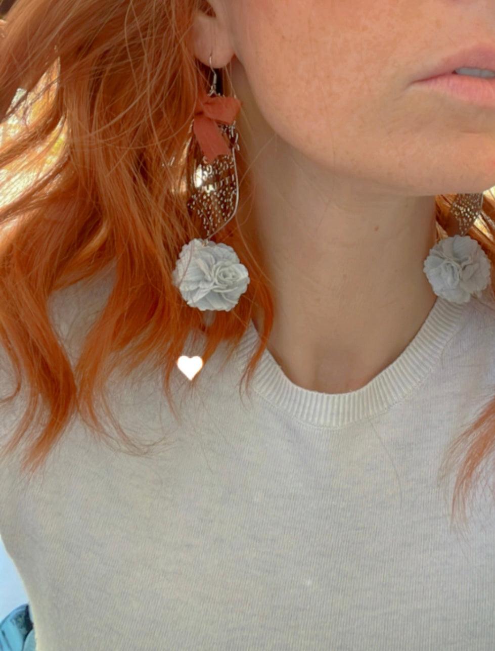 Boucles d’oreilles ROSA-MARIA chaussettes de Noël et pompons gris - Créations Uniques - Créations Uniques